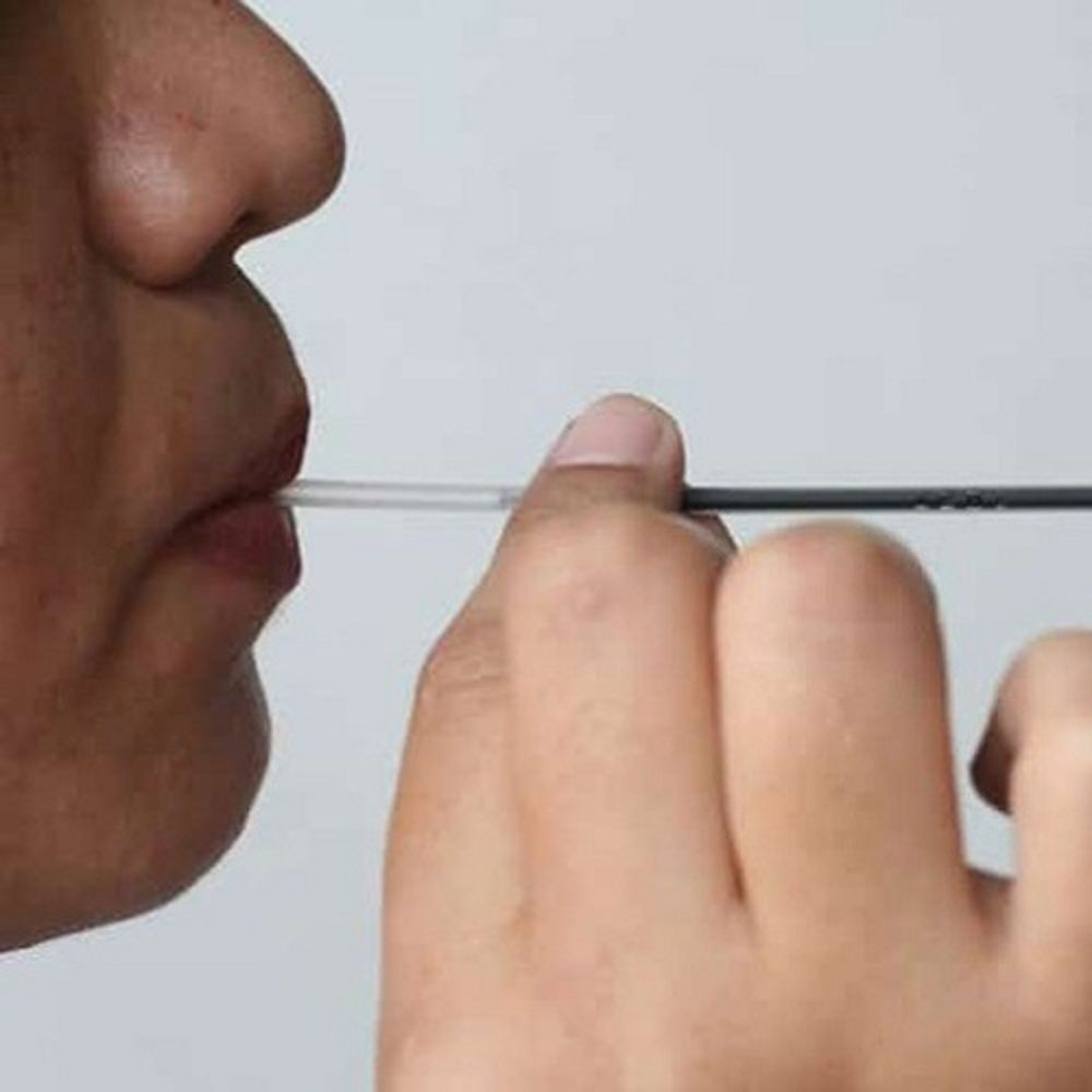 Thổi nhẹ vào đầu ruột bút giúp mực lưu thông đều hơn