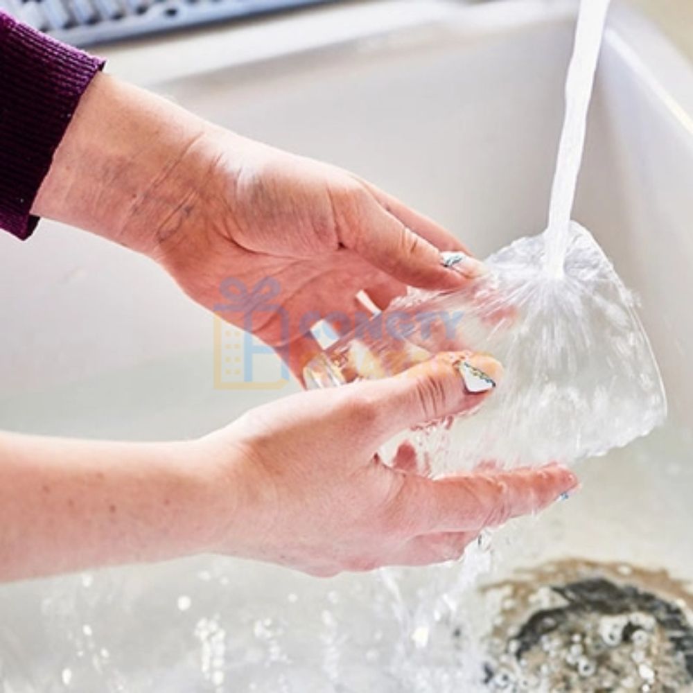 Thao tác rửa ly thủy tinh nên nhẹ nhàng
