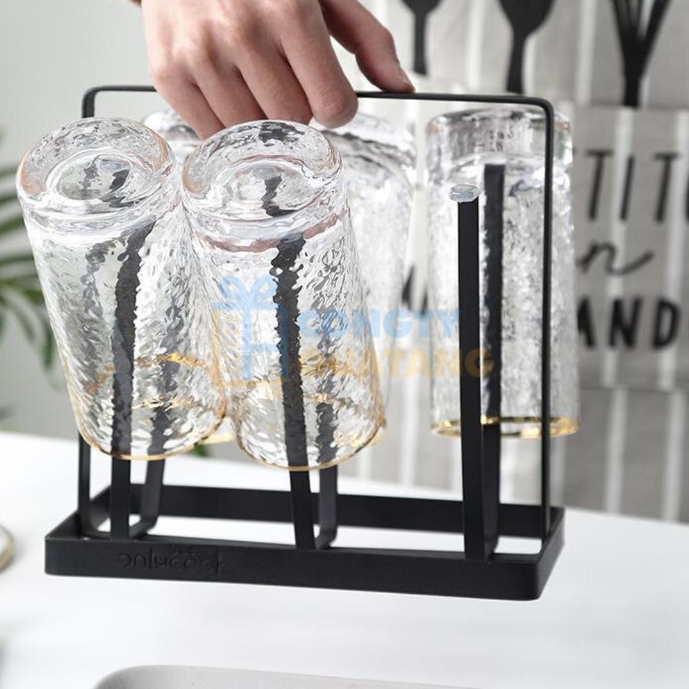 Cần sắp xếp ly gọn gàng sau khi rửa