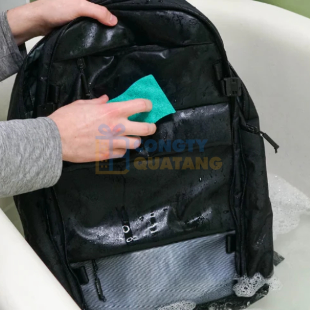 Balo bụi bẩn dễ bị mốc, gây hại cho da