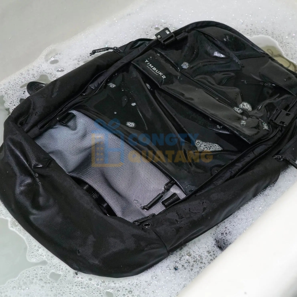 Bạn nên ngâm balo khoảng 10 - 15 phút trước khi giặt