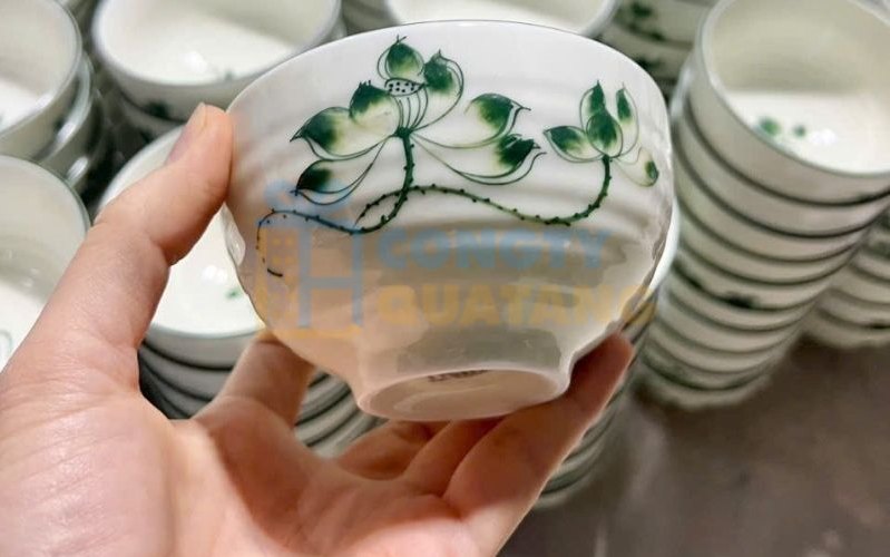 Quan sát bề mặt đồ sứ có các vết liti (crazing) hay không