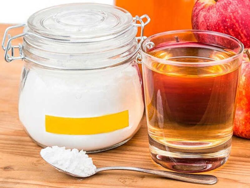 Sử dụng hỗn hợp baking soda và giấm làm bong vết ố trên cốc sứ hiệu quả