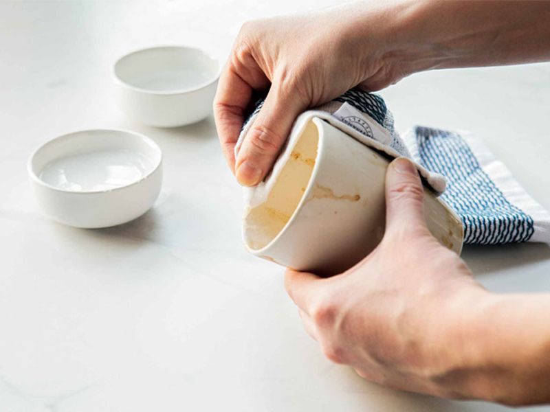 Vệ sinh cốc sứ mới mua để loại bỏ bụi bẩn và mùn sứ