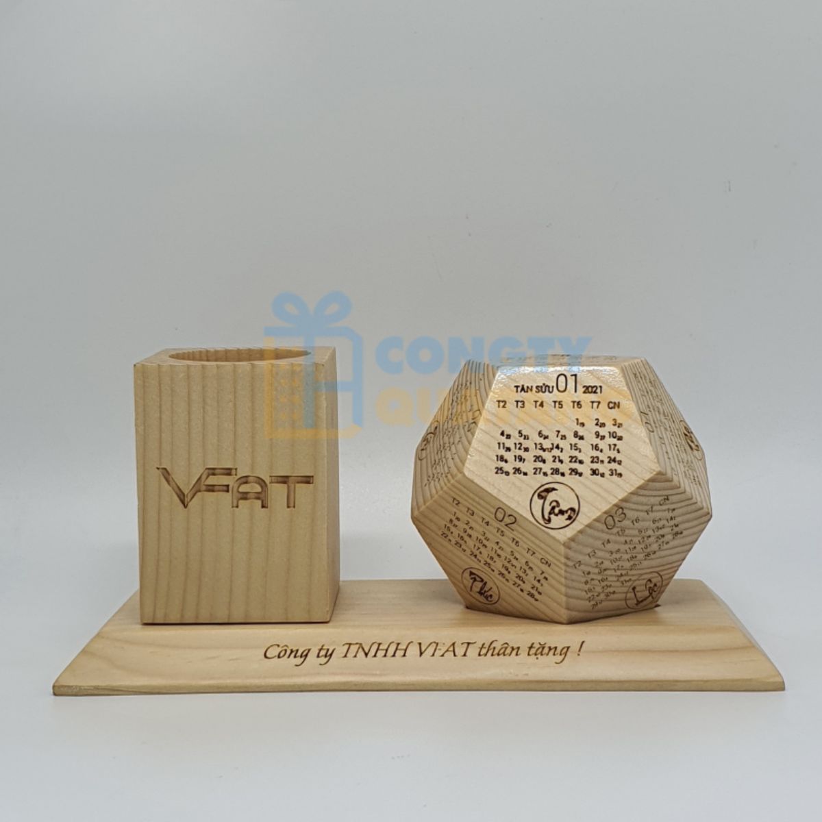 Lịch gỗ khắc logo và lời chúc ý nghĩa làm quà tặng mừng khai trương cho spa