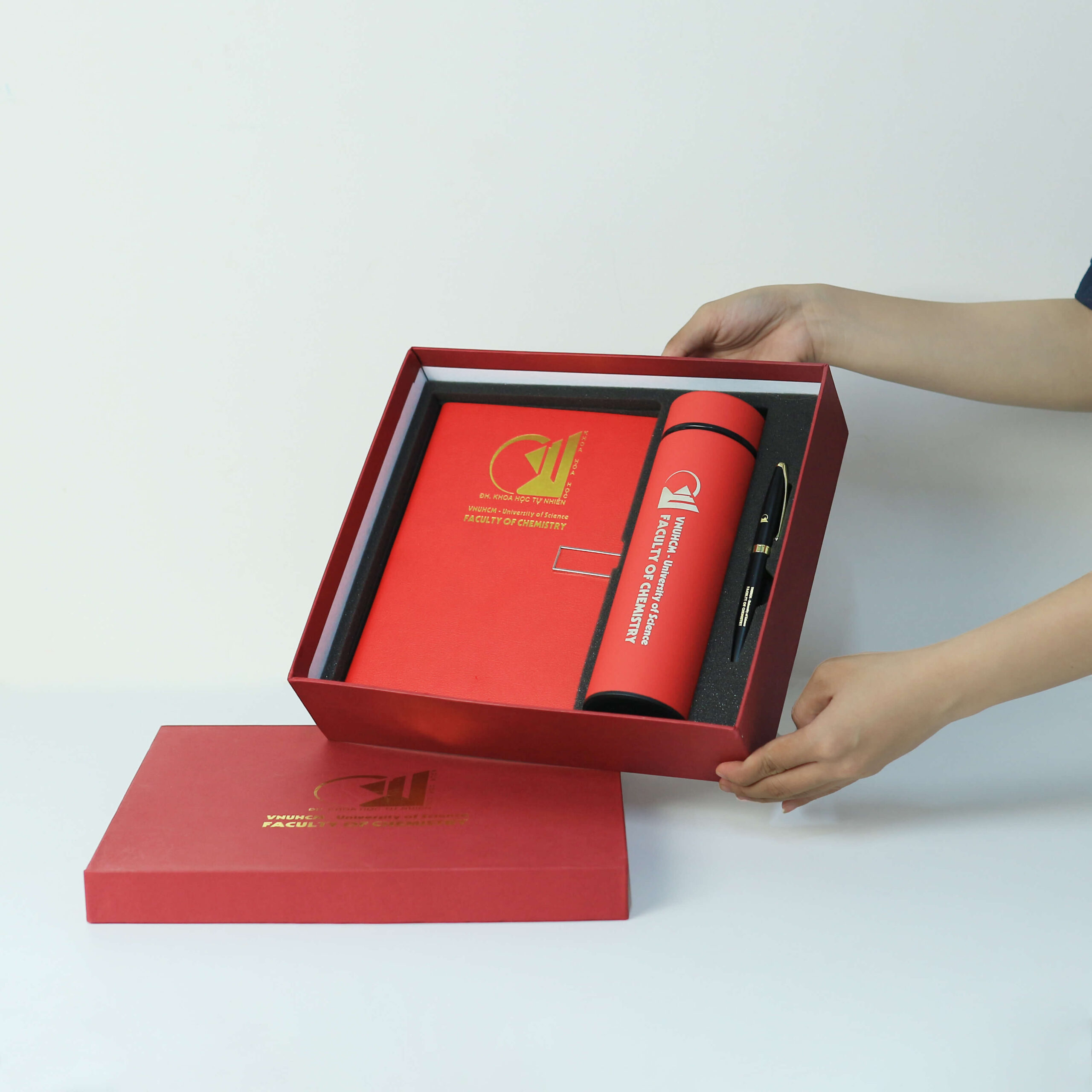 Quà tặng sổ tay, bình giữ nhiệt và bút sang trọng