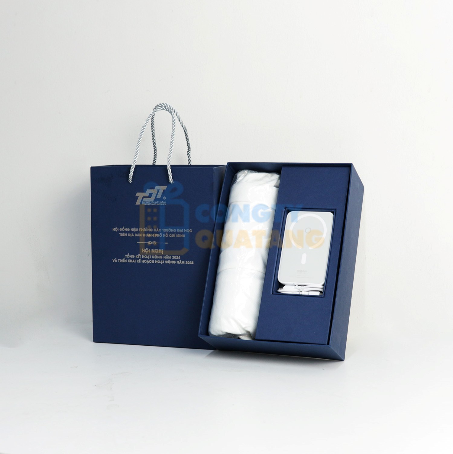 Giftset áo đồng phục, bình giữ nhiệt dành tặng nhân viên dịp cuối năm