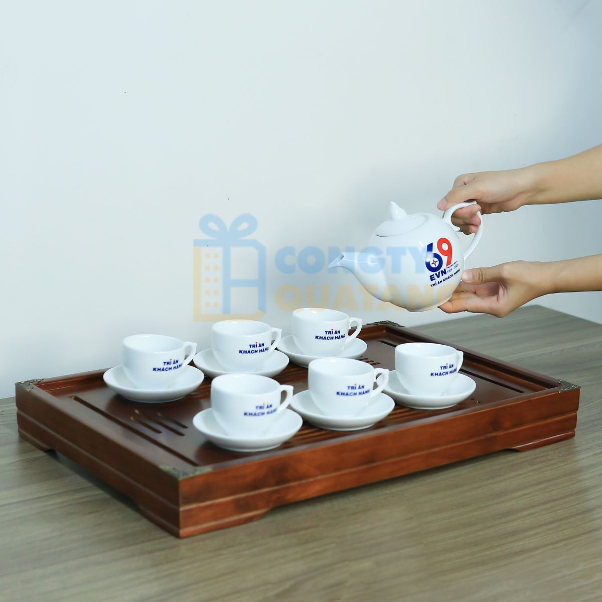 Bộ ấm chén được chế tác từ gốm sứ cao cấp 