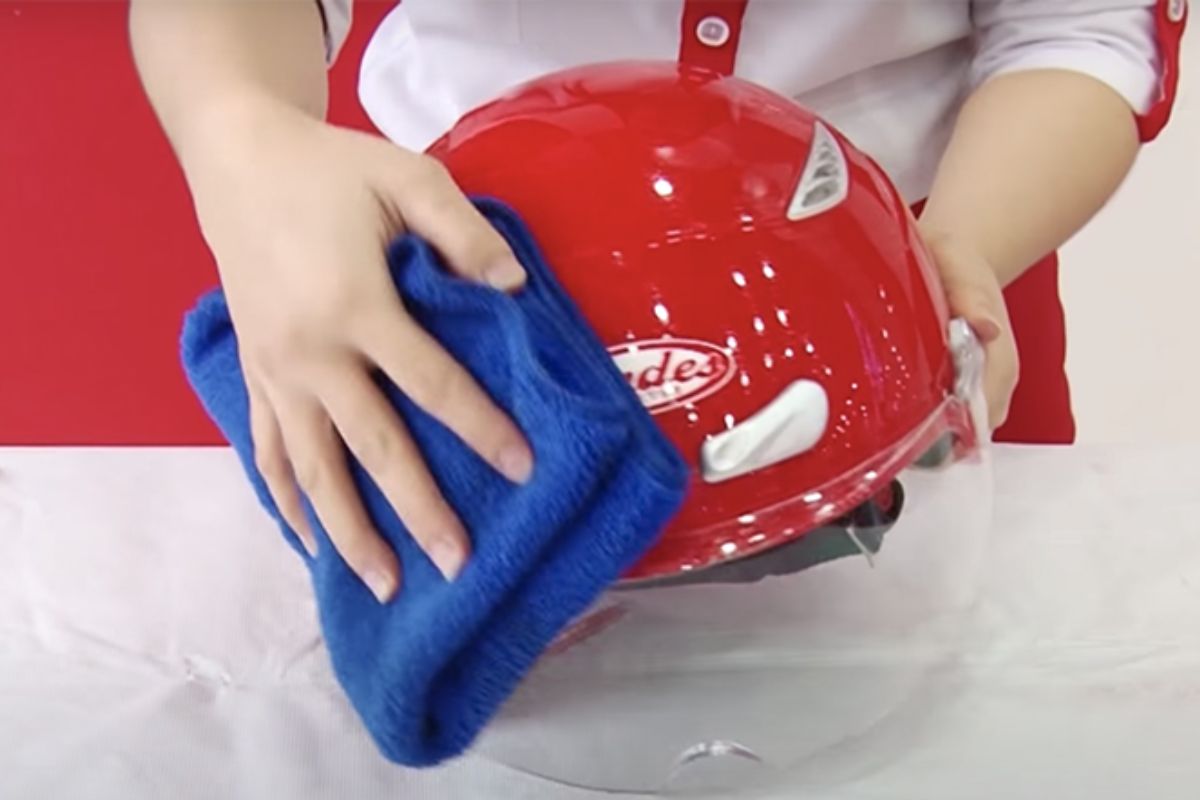 Định kỳ vệ sinh mũ bảo hiểm 2-4 tuần/lần