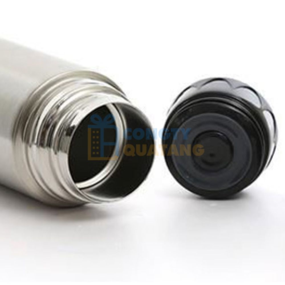 Kiểu dáng bình dễ dàng rót nước và vệ sinh sau khi sử dụng