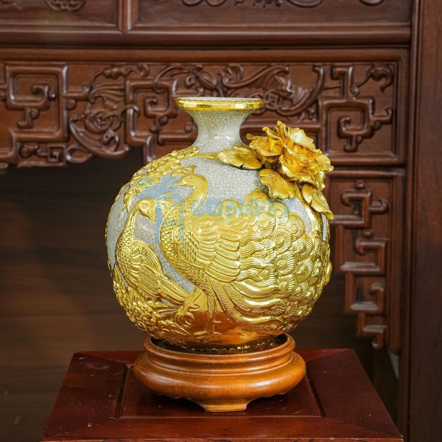 Mẫu bình hút lộc men rạn đắp nổi dát vàng