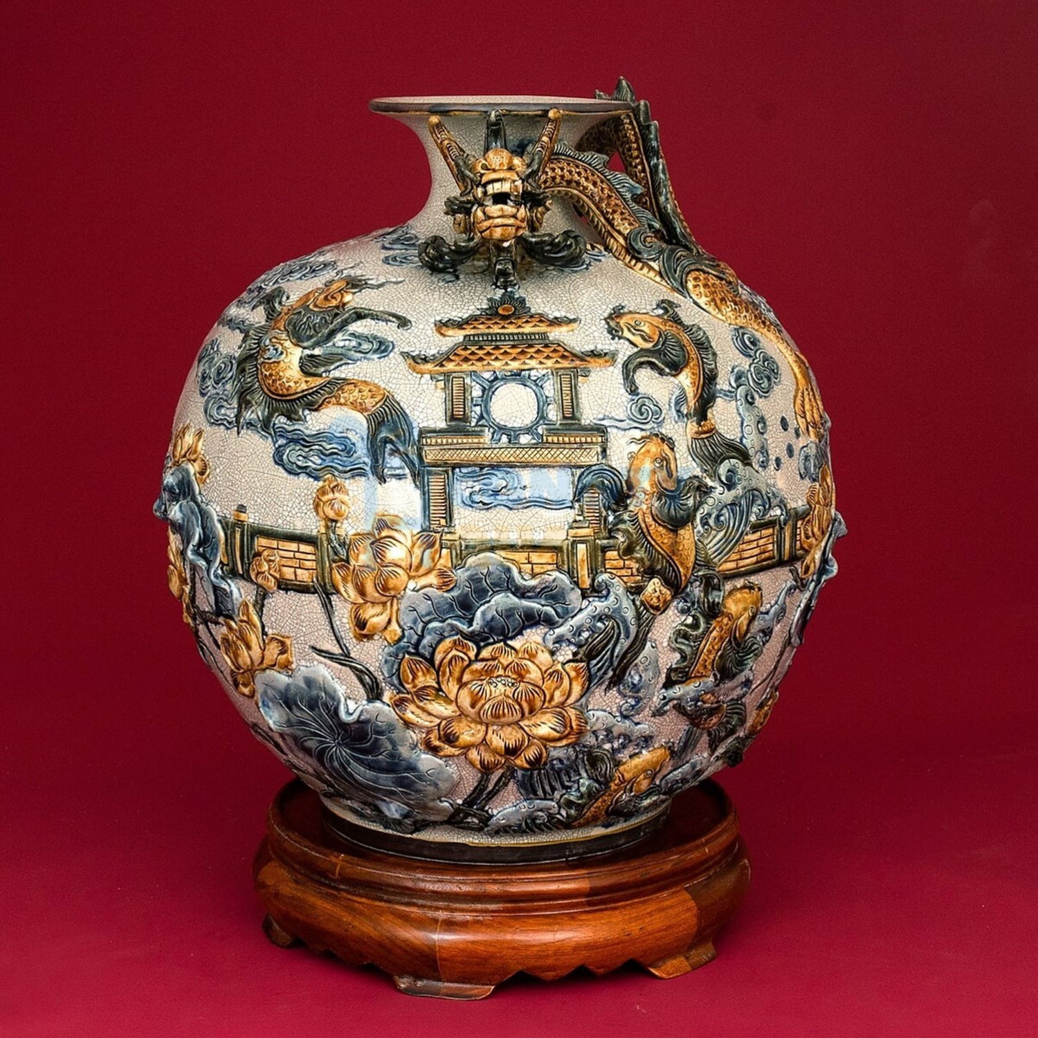 Bình hút tài lộc Thuận Buồm Xuôi Gió nổi bật với men rạn đắp nổi Bát Tràng