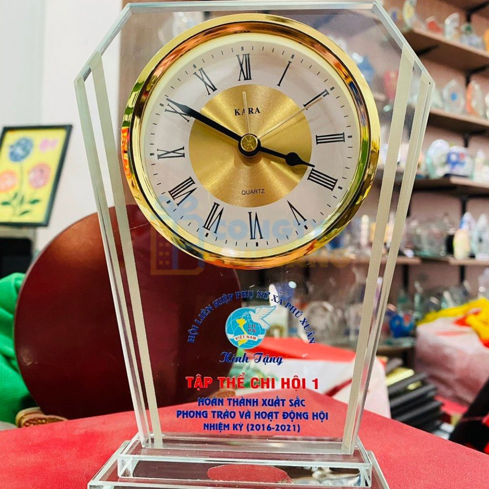 Đồng hồ để bàn pha lê được tặng vào ngày kỷ niệm thành lập công ty, ngày khai trương
