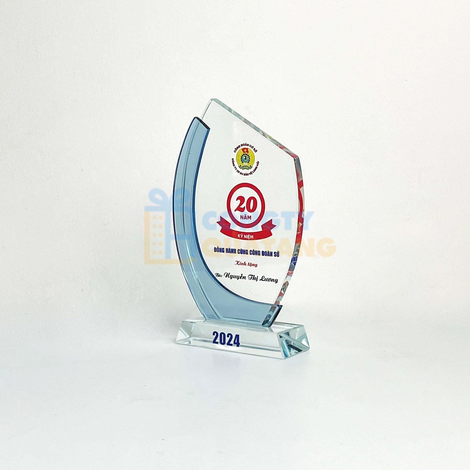 Chi phí làm kỷ niệm chương từ pha lê khá cao