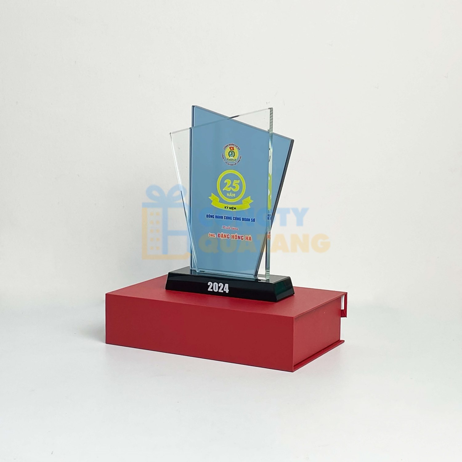 DTH chuyên sản xuất kỷ niệm chương bằng pha lê giá tốt