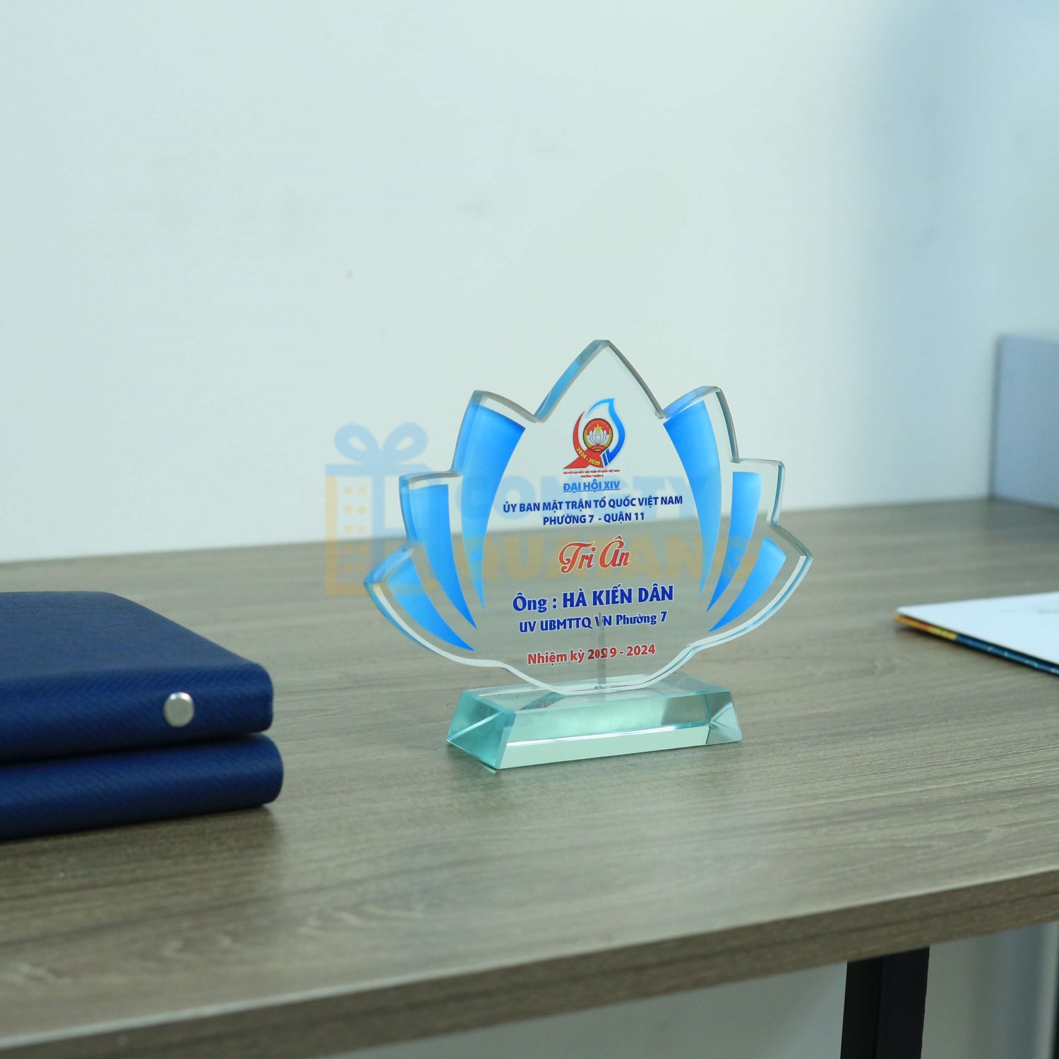 Kích thước kỷ niệm chương phù hợp với không gian trưng bày