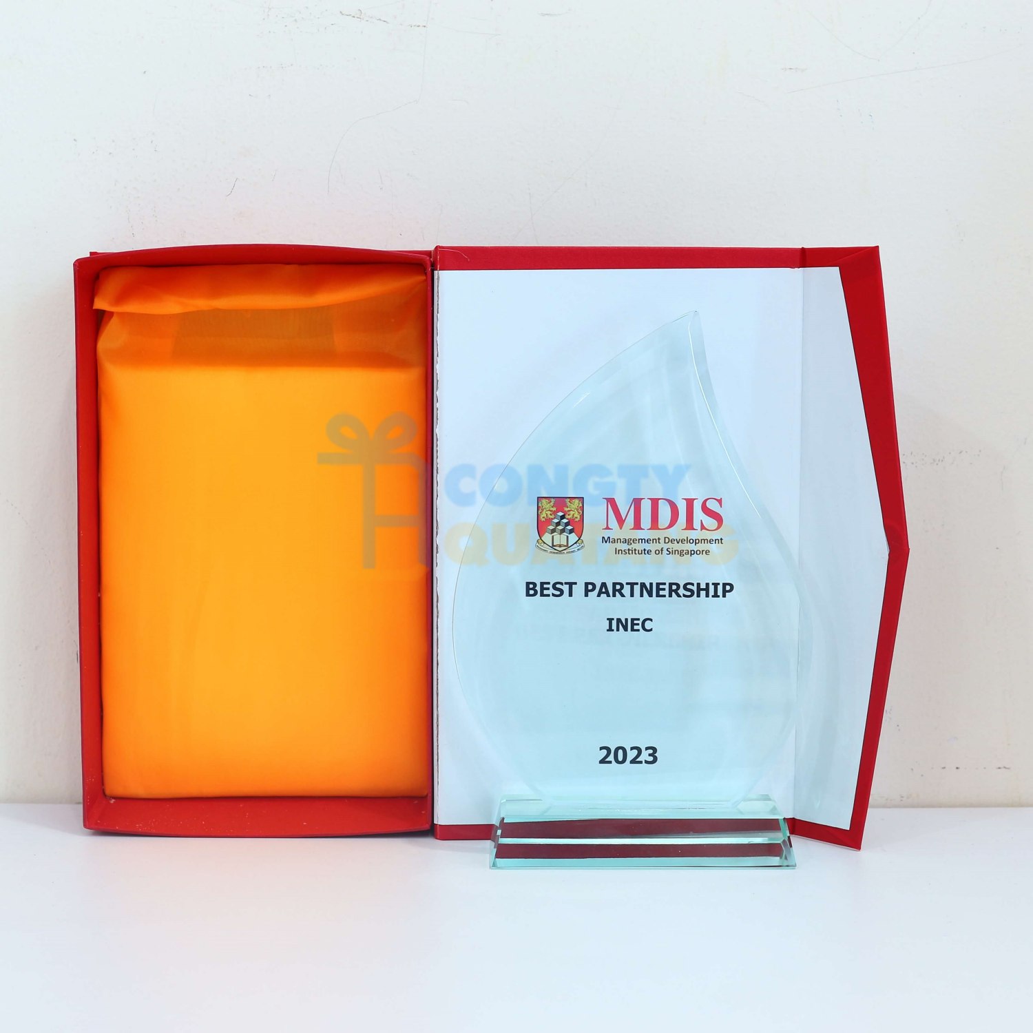 Bảo quản trong hộp đựng nếu không trưng bày