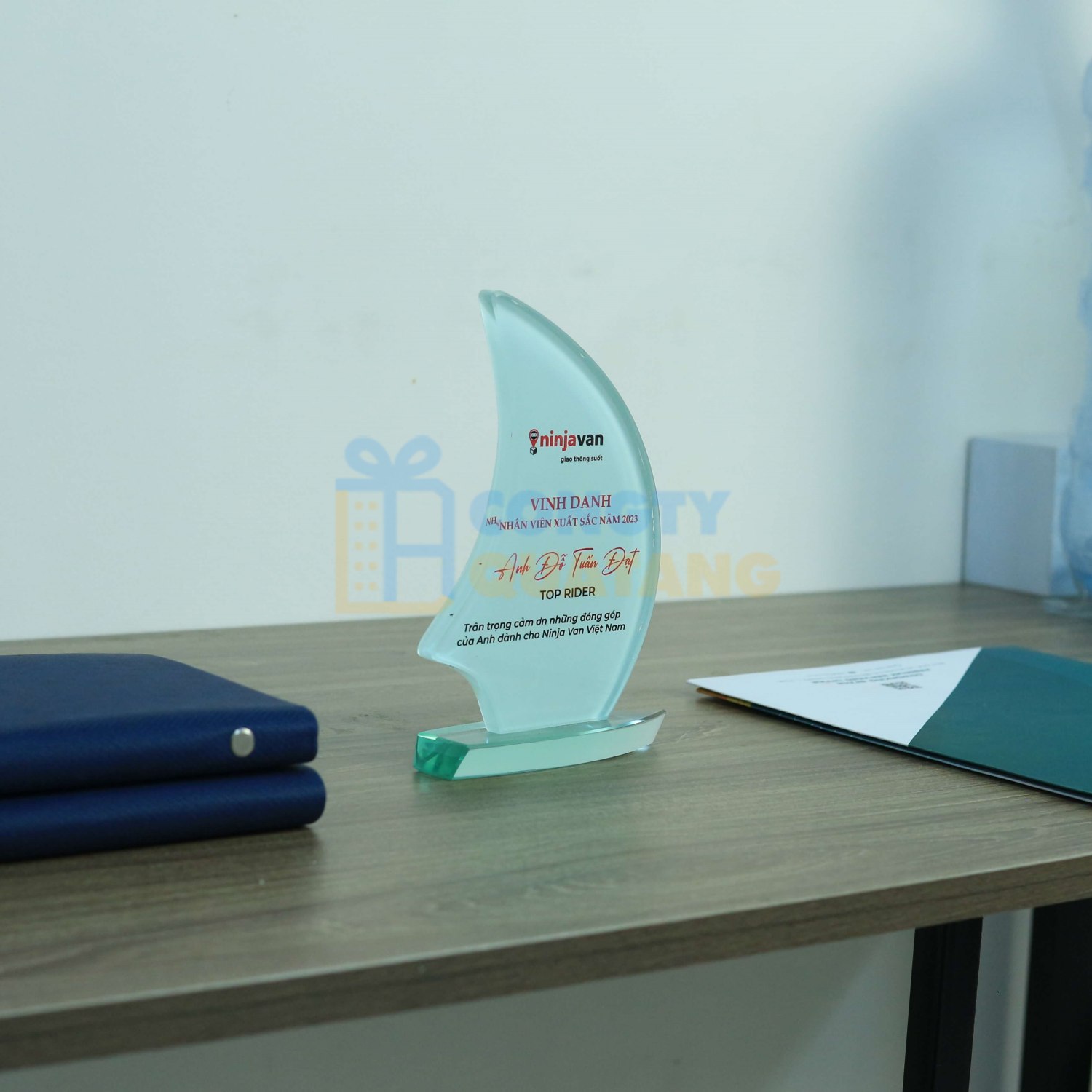 Mẫu kỷ niệm chương làm bằng chất liệu thủy tinh đẹp và ấn tượng cho sự kiện