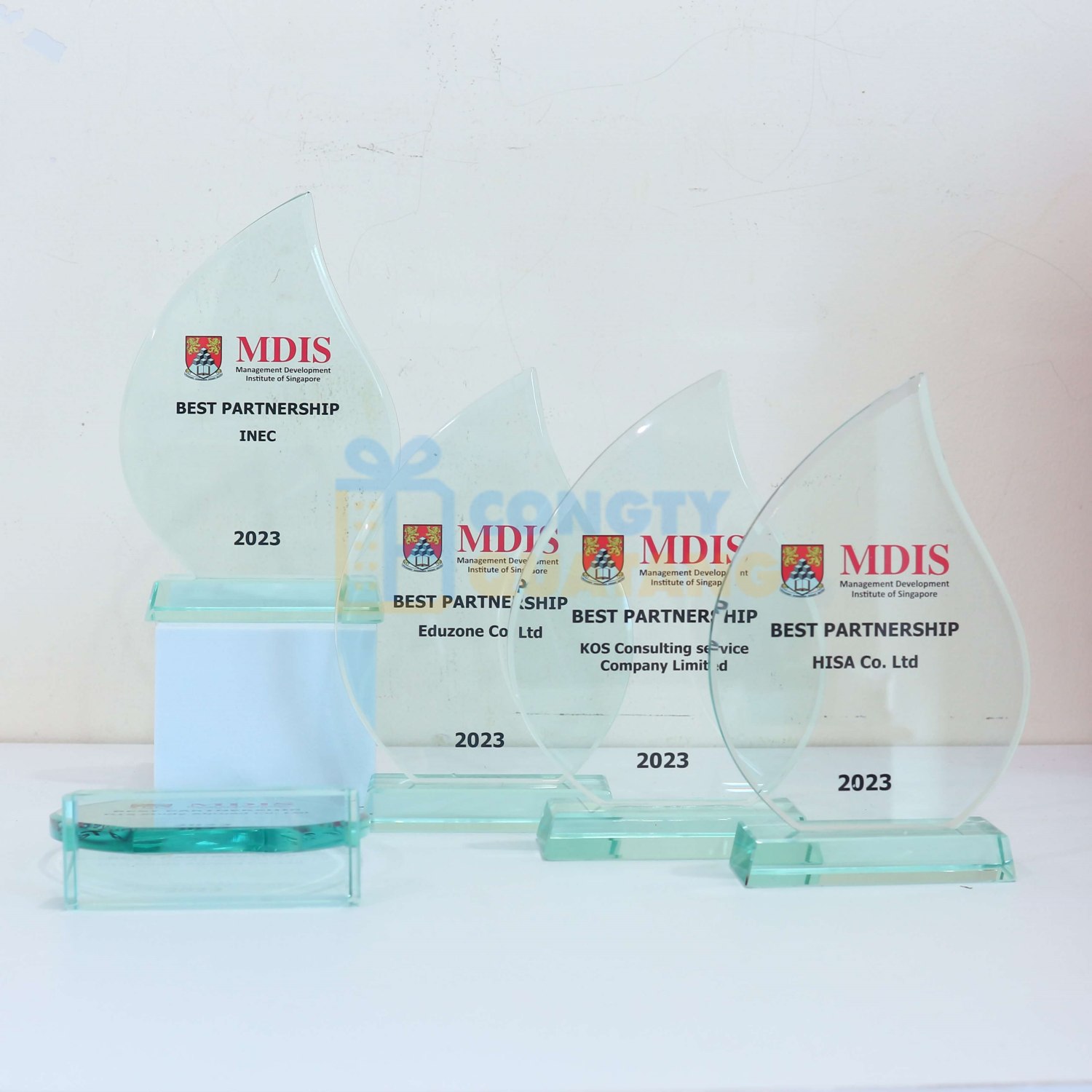 Kỷ niệm chương từ thủy tinh dành tặng nhân viên, tri ân khách hàng