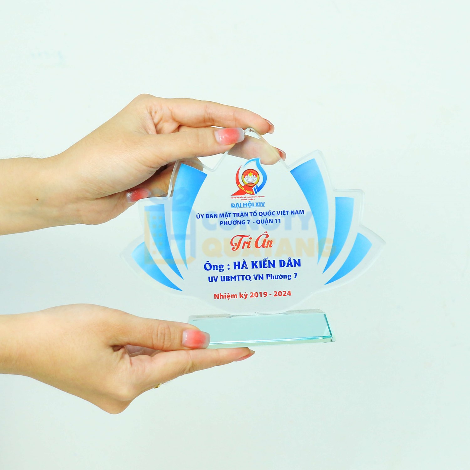 Mẫu kỷ niệm chương hình hoa sen đẹp