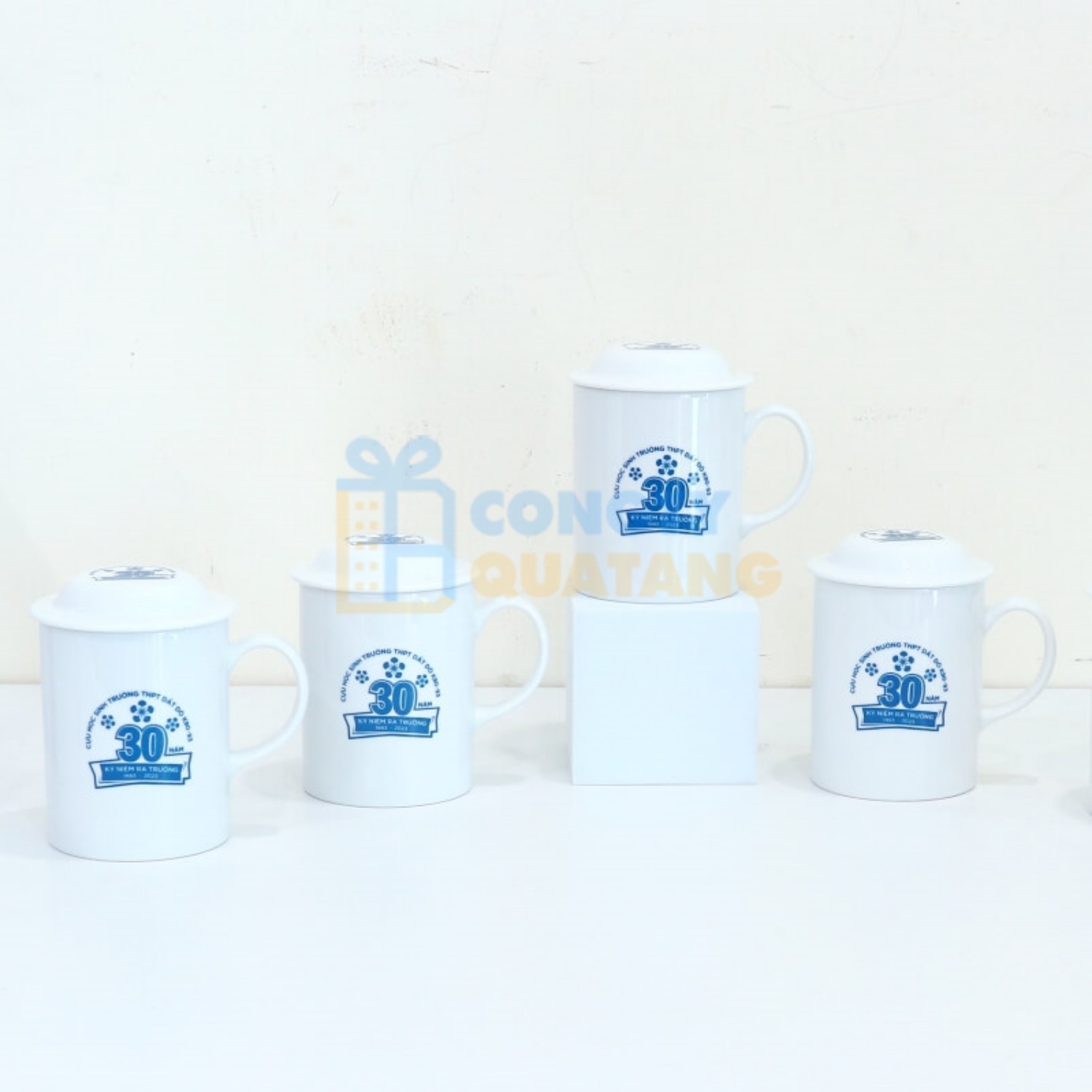 Mẫu ly sứ trắng in ấn họa tiết, logo thương hiệu 