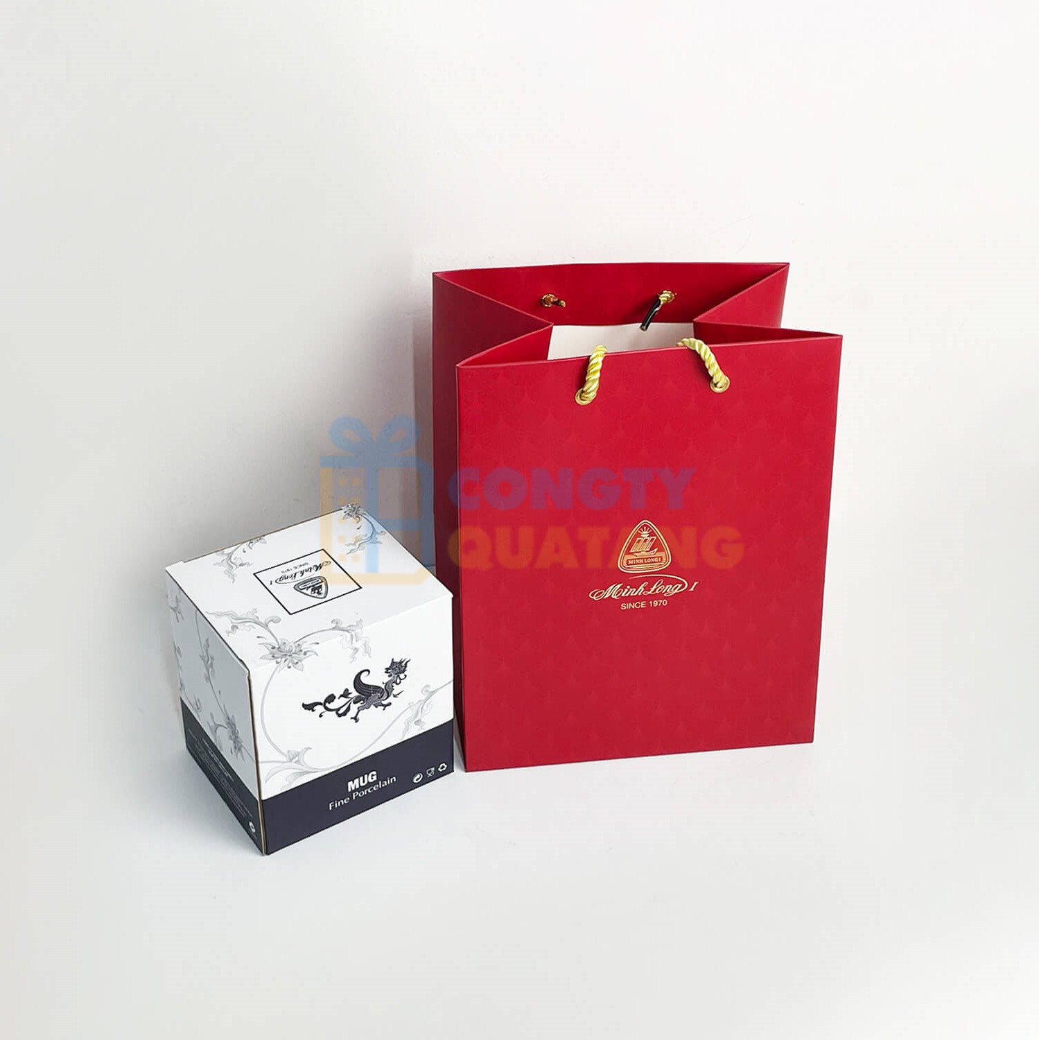 Cốc sứ được tặng trong nhiều dịp quan trọng như hội nghị, kỷ niệm thành lập