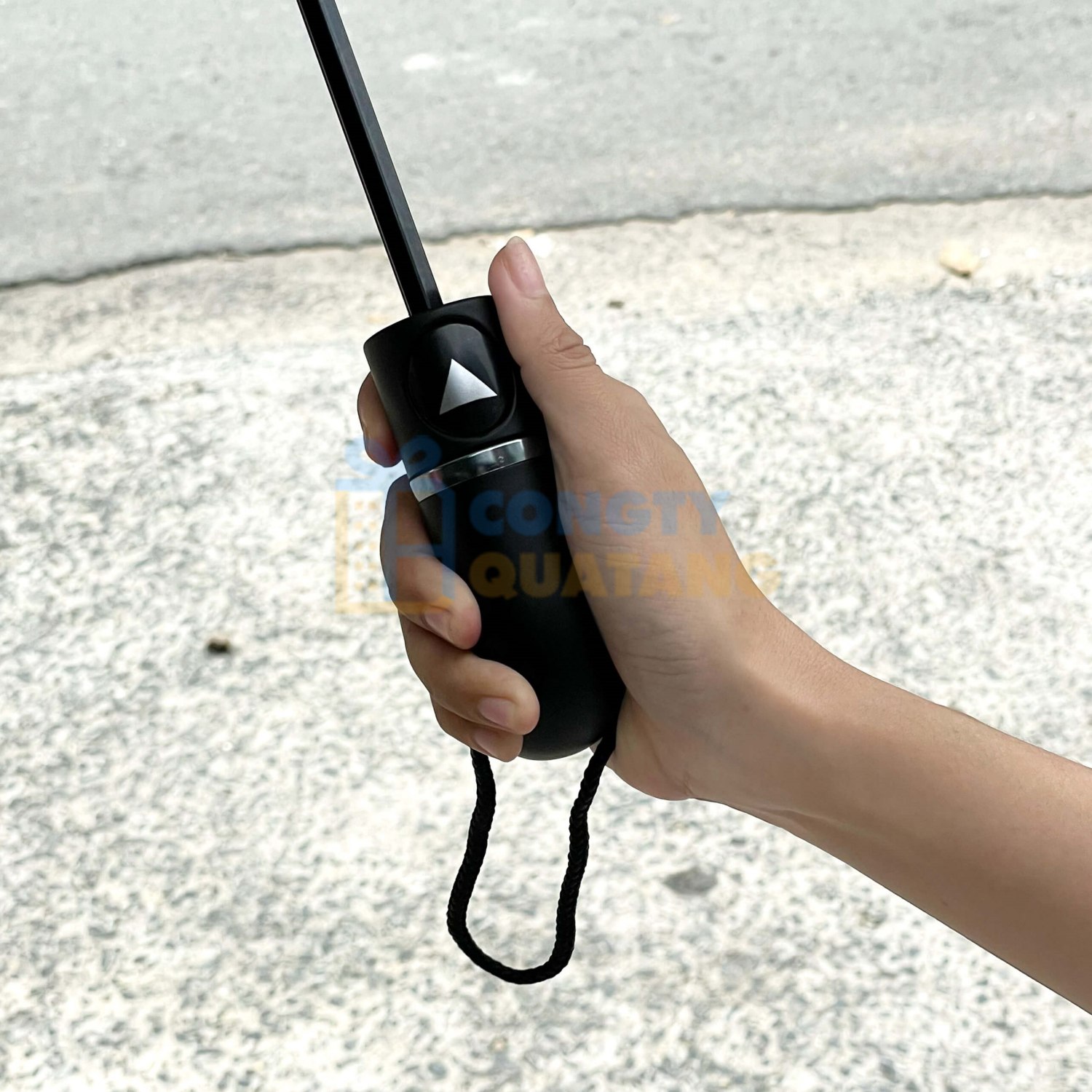 Cán dù cầm tay gấp 3 chắc chắn, tiện lợi khi sử dụng