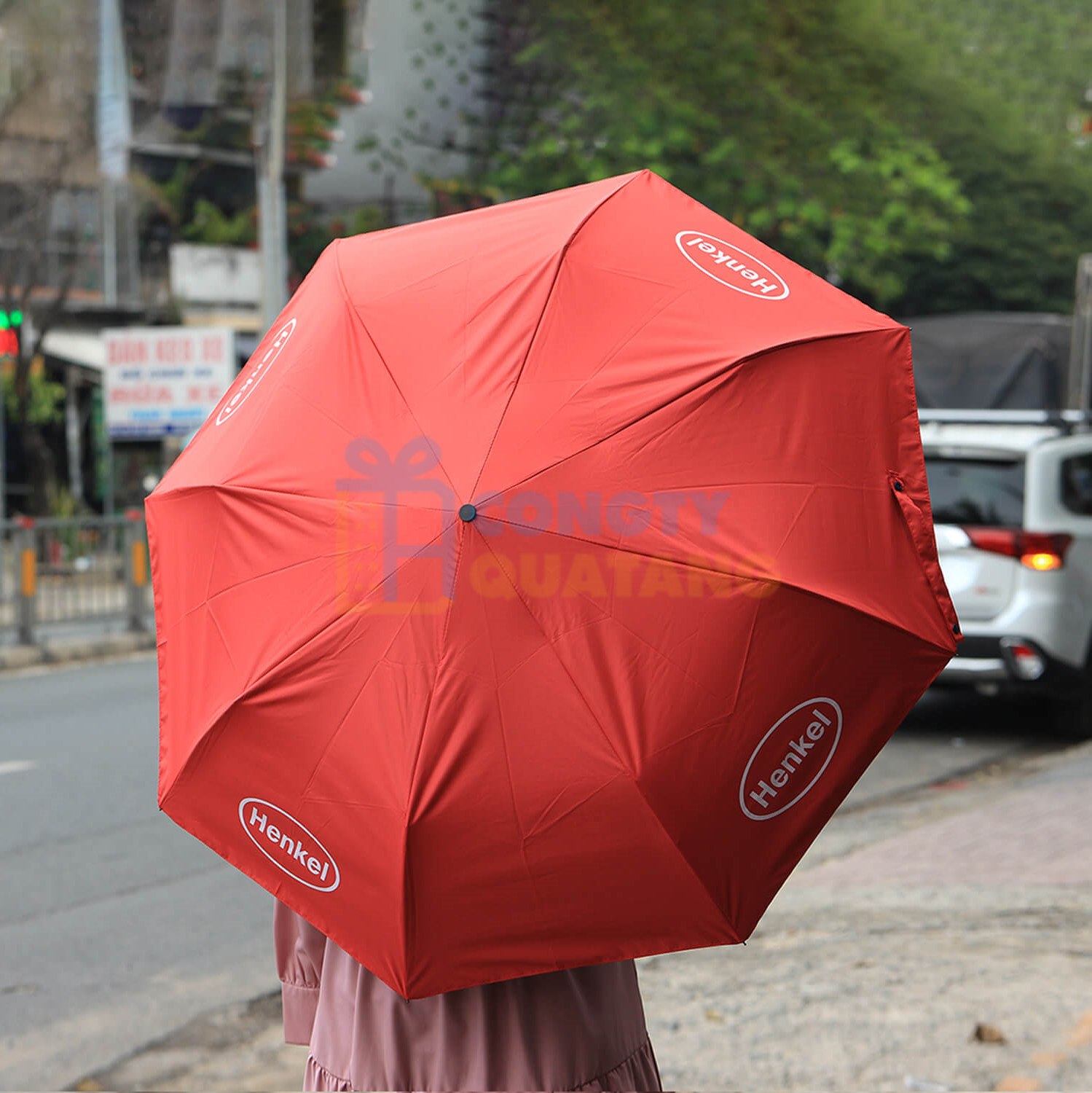 Mẫu ô dù gấp 3 in logo nổi bật tại xưởng DTH