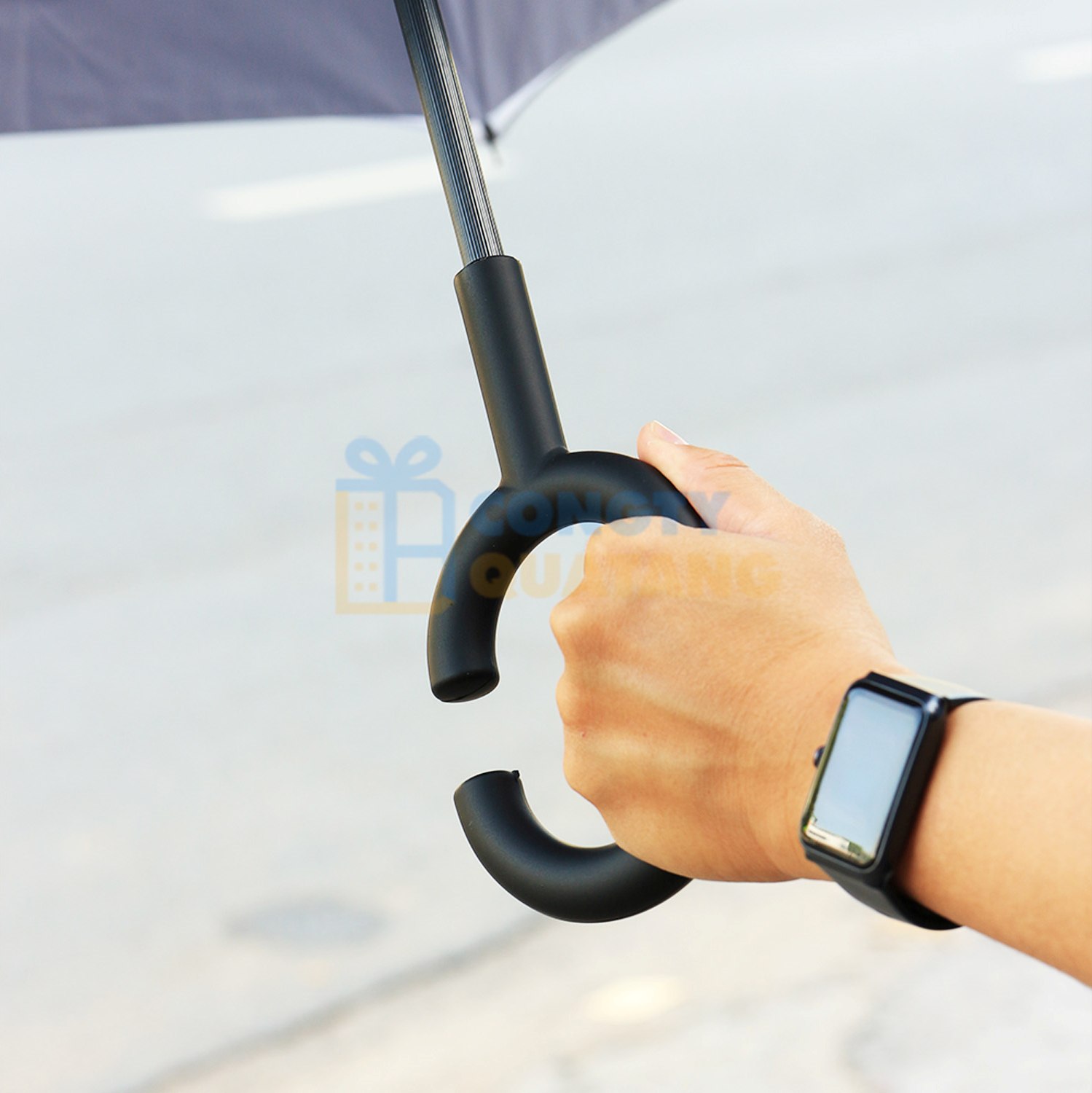 Ô dù gấp ngược có thiết kế tay cầm chữ C tiện lợi