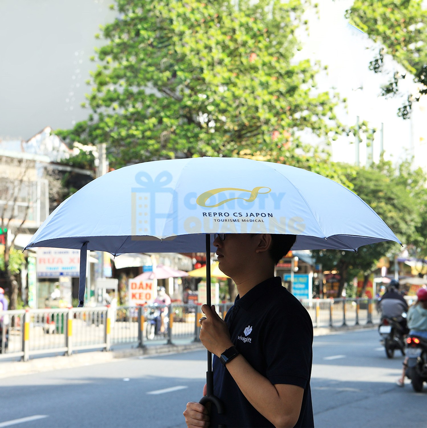 DTH chuyên sản xuất đa dạng mẫu dù cầm tay gấp ngược in logo trọn gói