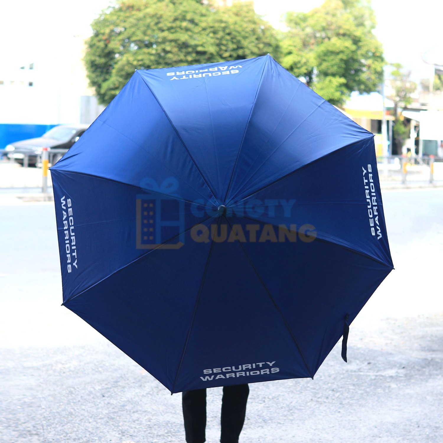 Dù cầm tay cán cong che chắn tốt, tiện lợi khi mang theo