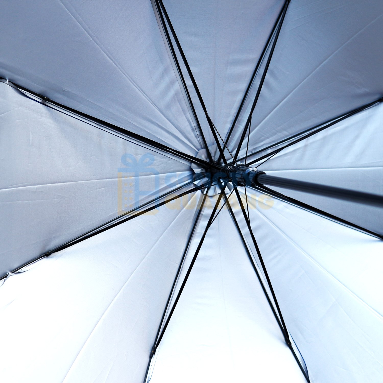 Dù cầm tay cán cong có kích thước vừa phải, tiện lợi khi dùng