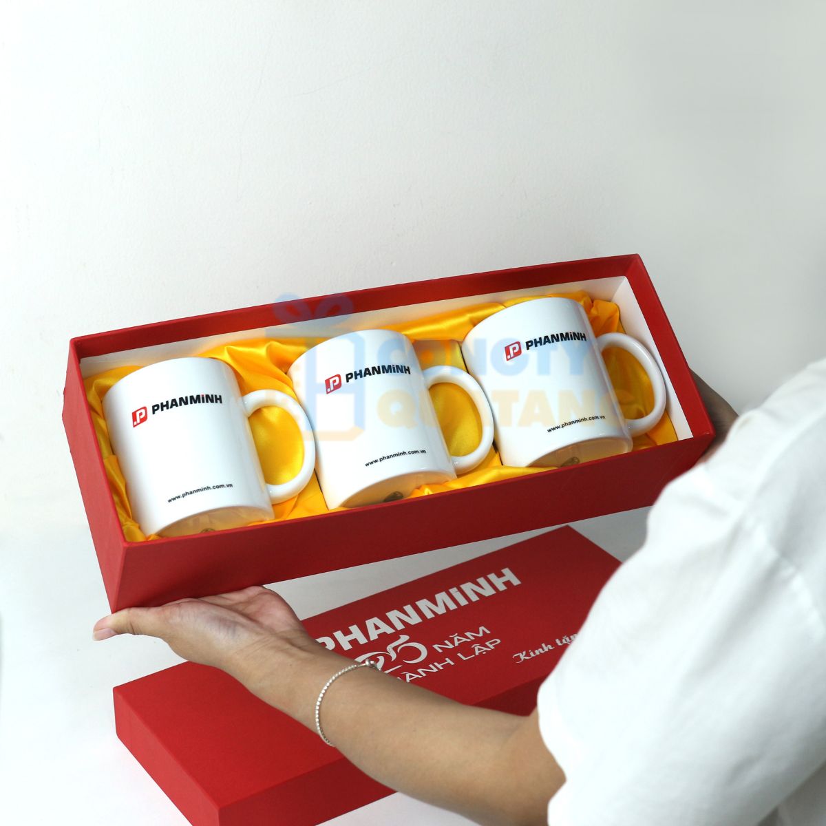 Quà mừng khai trương quán cafe thay lời chúc may mắn 