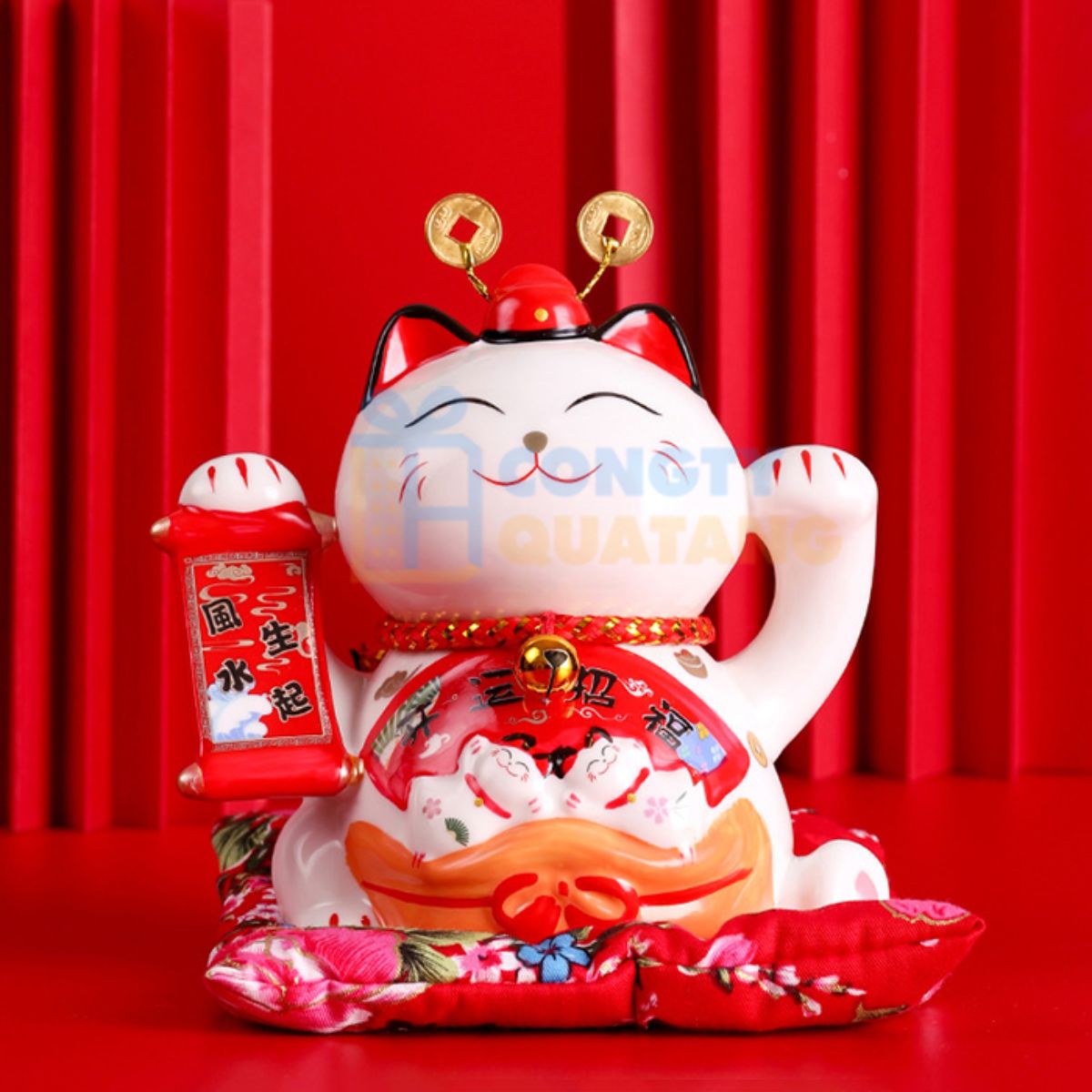 Mèo thần tài vẫy tay mang lại may mắn cho quán cafe mới mở