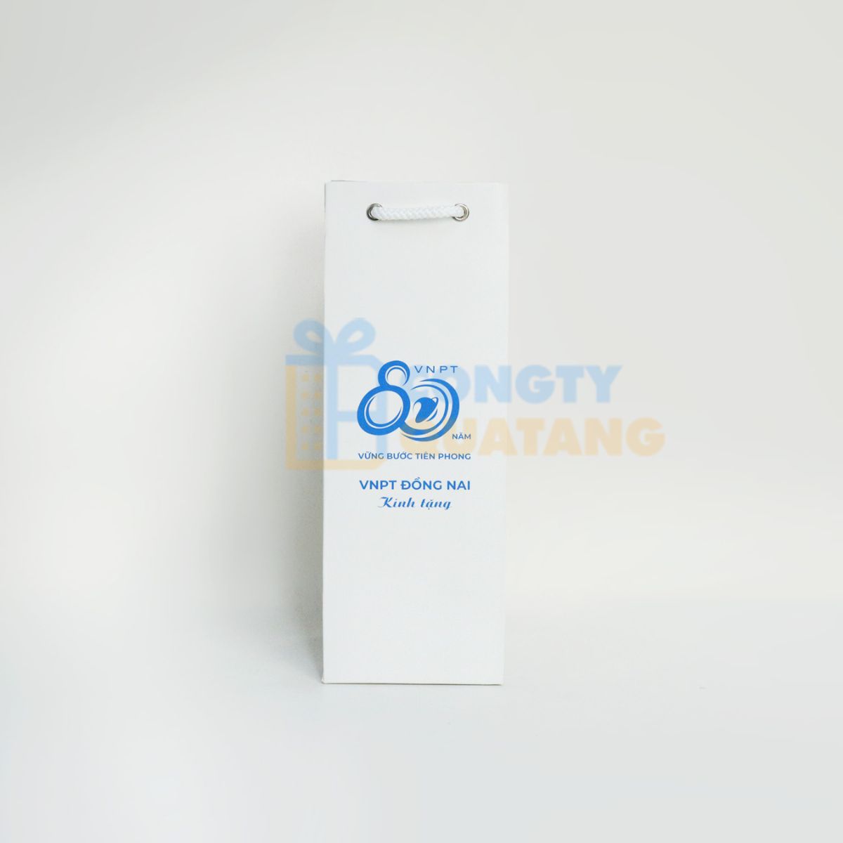 Túi giấy có quay xách in logo làm quà tặng cho khách hàng