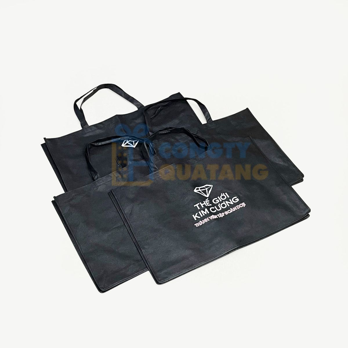 Logo và tên thương hiệu được in rõ nét lên túi vải 