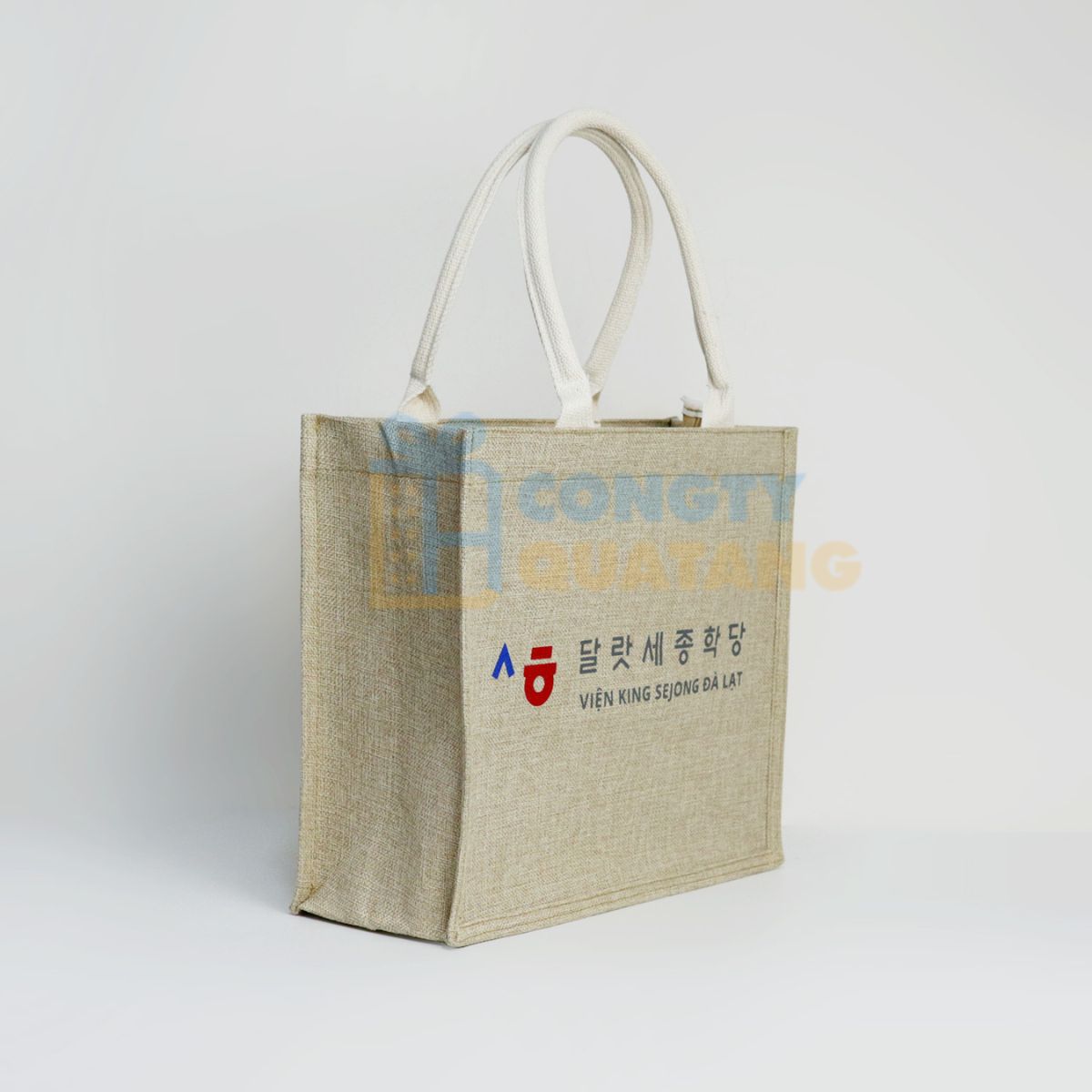 Túi vải in logo là vật phẩm mà nhiều tổ chức giáo dục lựa chọn để làm quà tặng