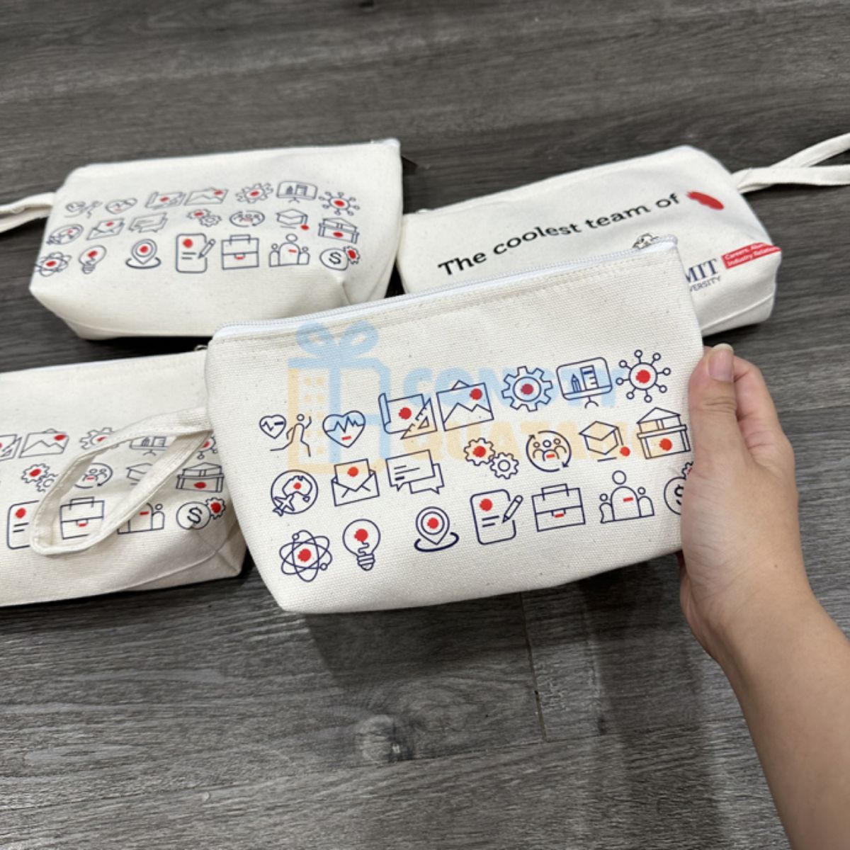 Túi vải cầm tay in logo làm quà tặng cho tân sinh viên