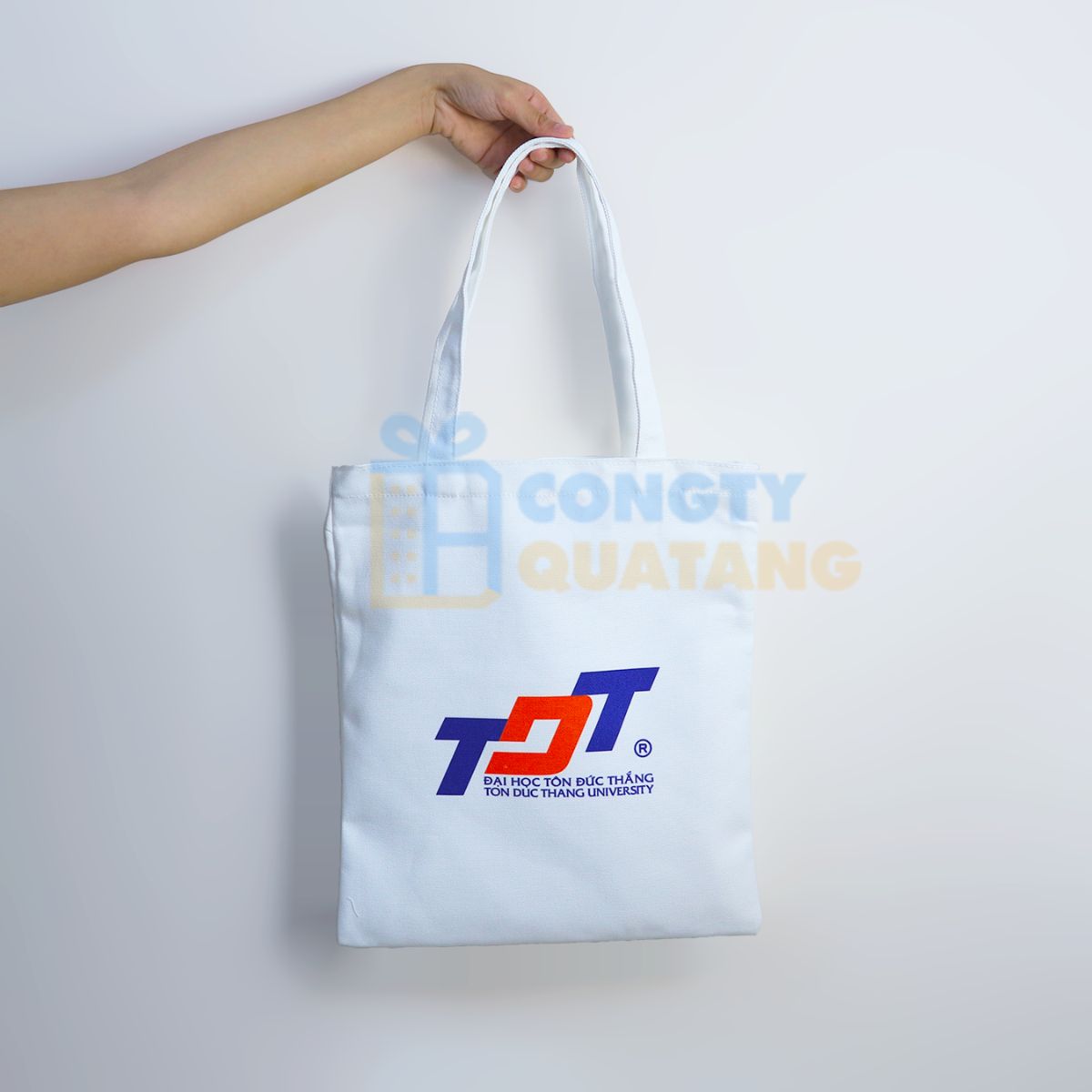 In logo lên túi vải để làm quà tặng trong sự kiện chào đón tân sinh viên 