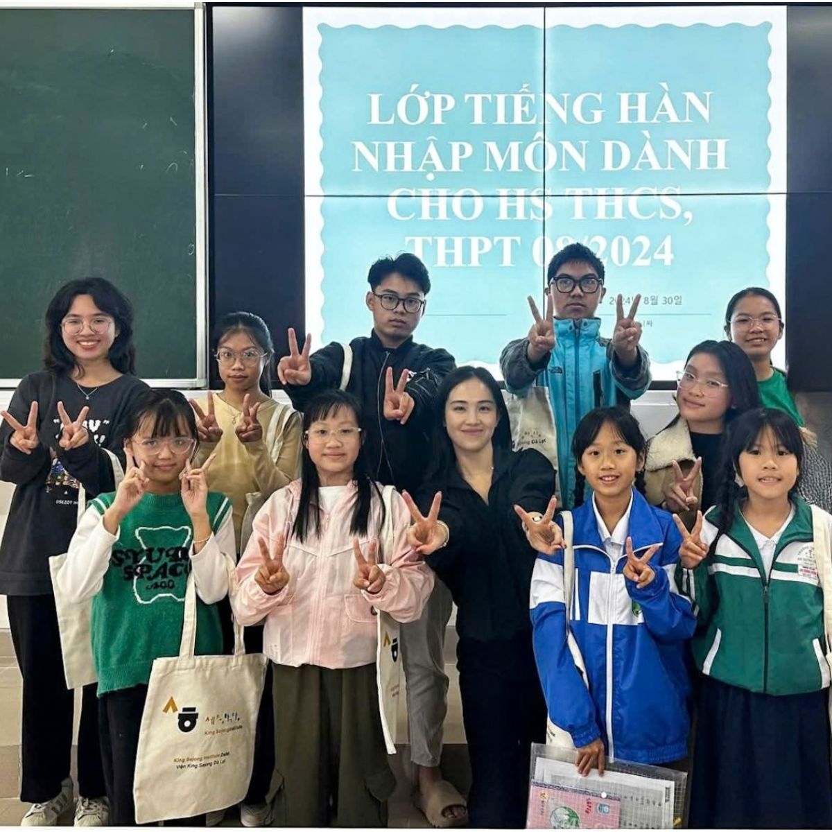 Viện King Sejong Đà Lạt chọn túi vải in logo để làm quà tặng cho học sinh tham gia khoá học