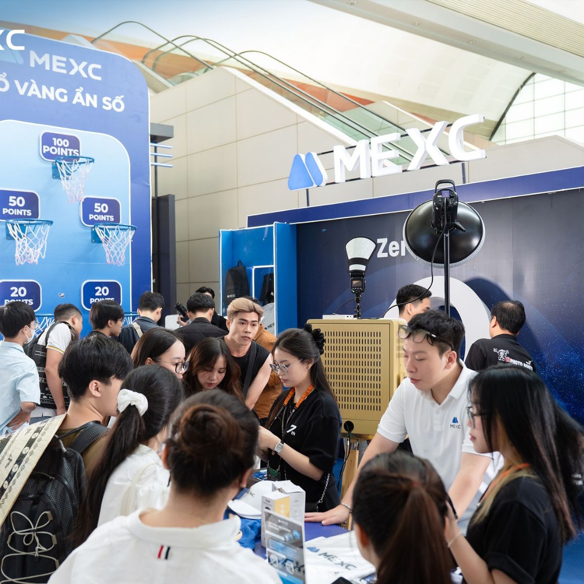 MEXC Việt Nam lựa chọn túi vải in logo để dành tặng cho khách mời tham dự 