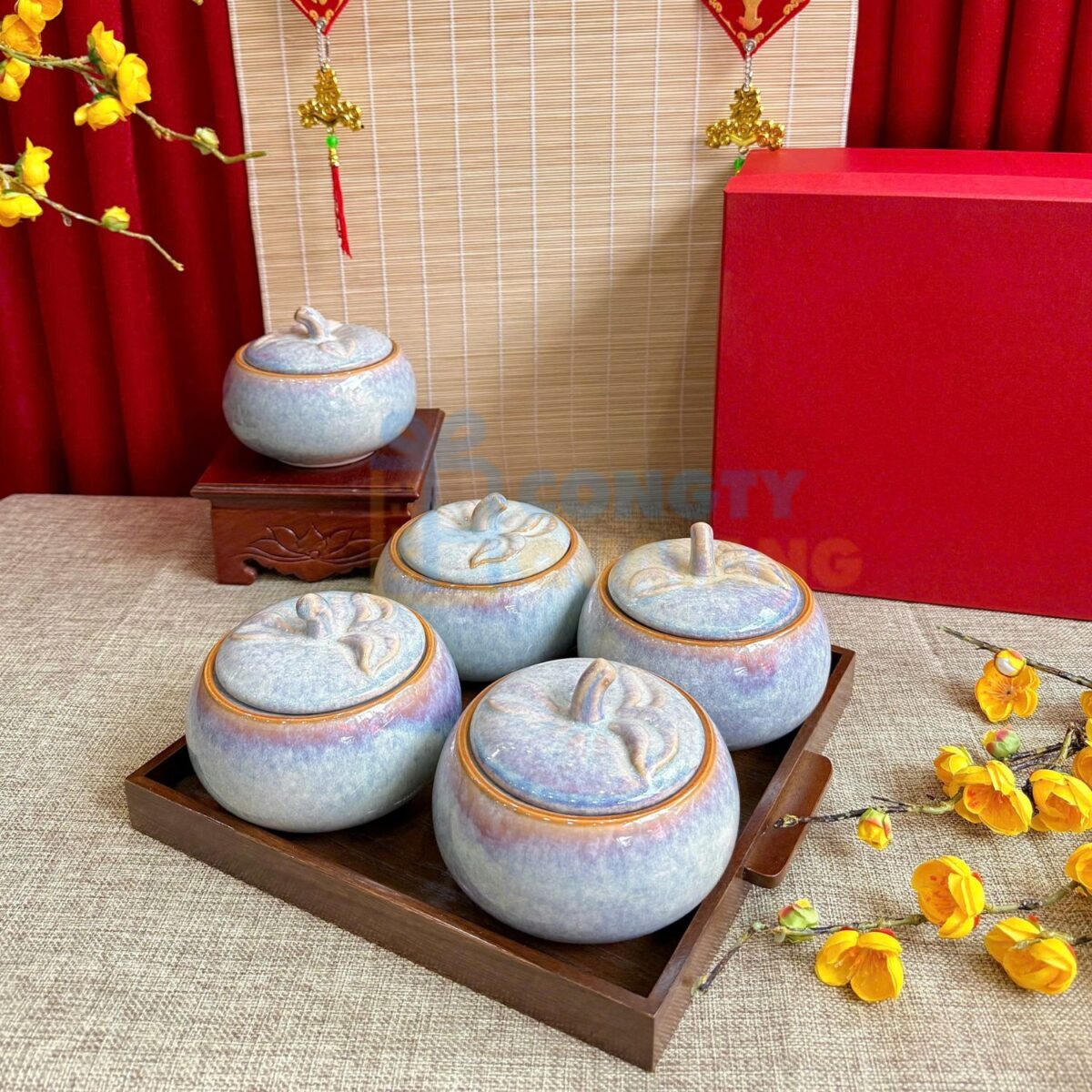 Bộ hũ mứt Tết men hỏa biến trắng ngà dáng quả bí kèm khay gỗ KMT-25 - Congtyquatang.com