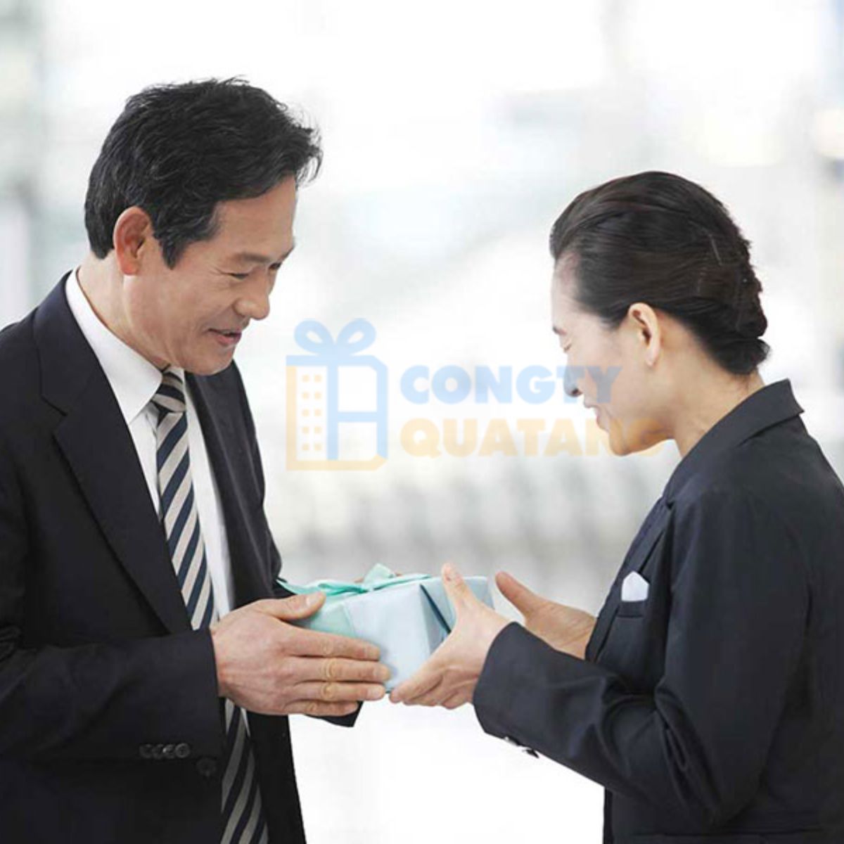 Cách tặng quà cho khách hàng hiệu quả và chuyên nghiệp - Congtyquatang.com