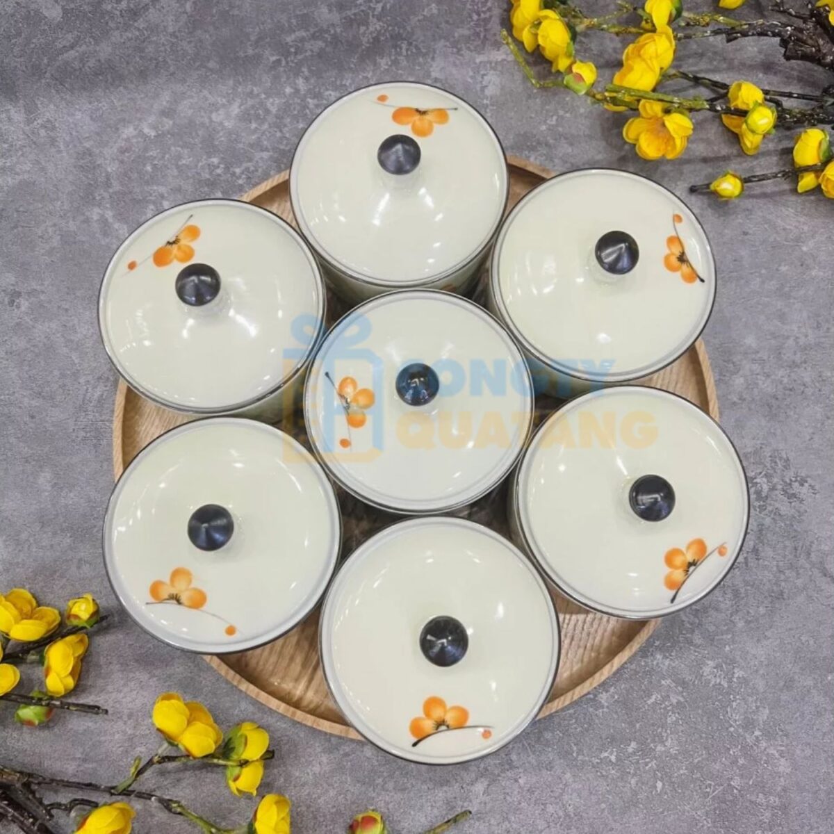 Hũ mứt Tết gốm sứ Bát Tràng dáng tròn men kem vẽ hoa mai vàng KMT-23 - Congtyquatang.com