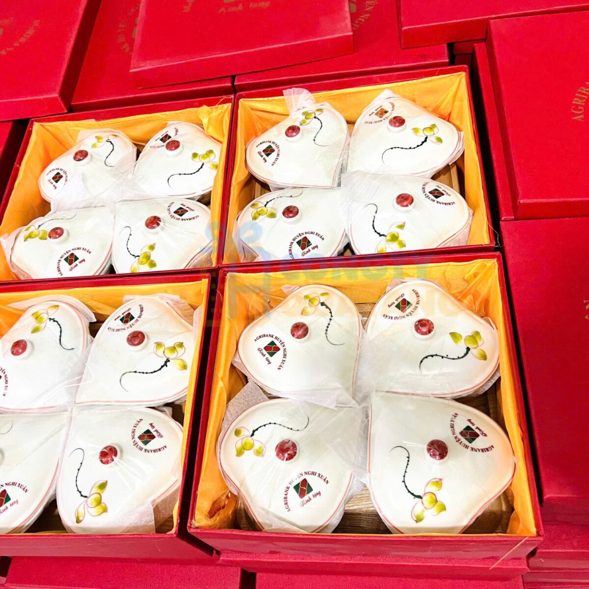 Khay đựng mứt Tết gốm sứ Bát Tràng hình trái tim men kem vẽ hoa sen xanh KMT-15 - Congtyquatang.com