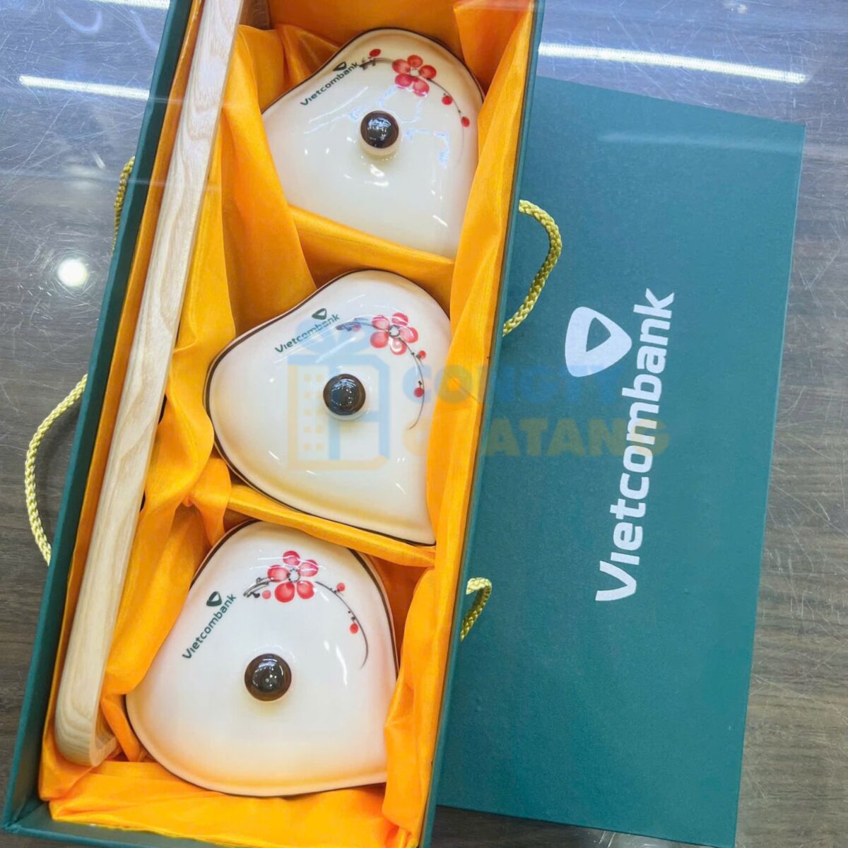 Khay mứt Tết gốm sứ Bát Tràng hình trái tim men kem vẽ hoa đào đỏ KMT-17 - Congtyquatang.com