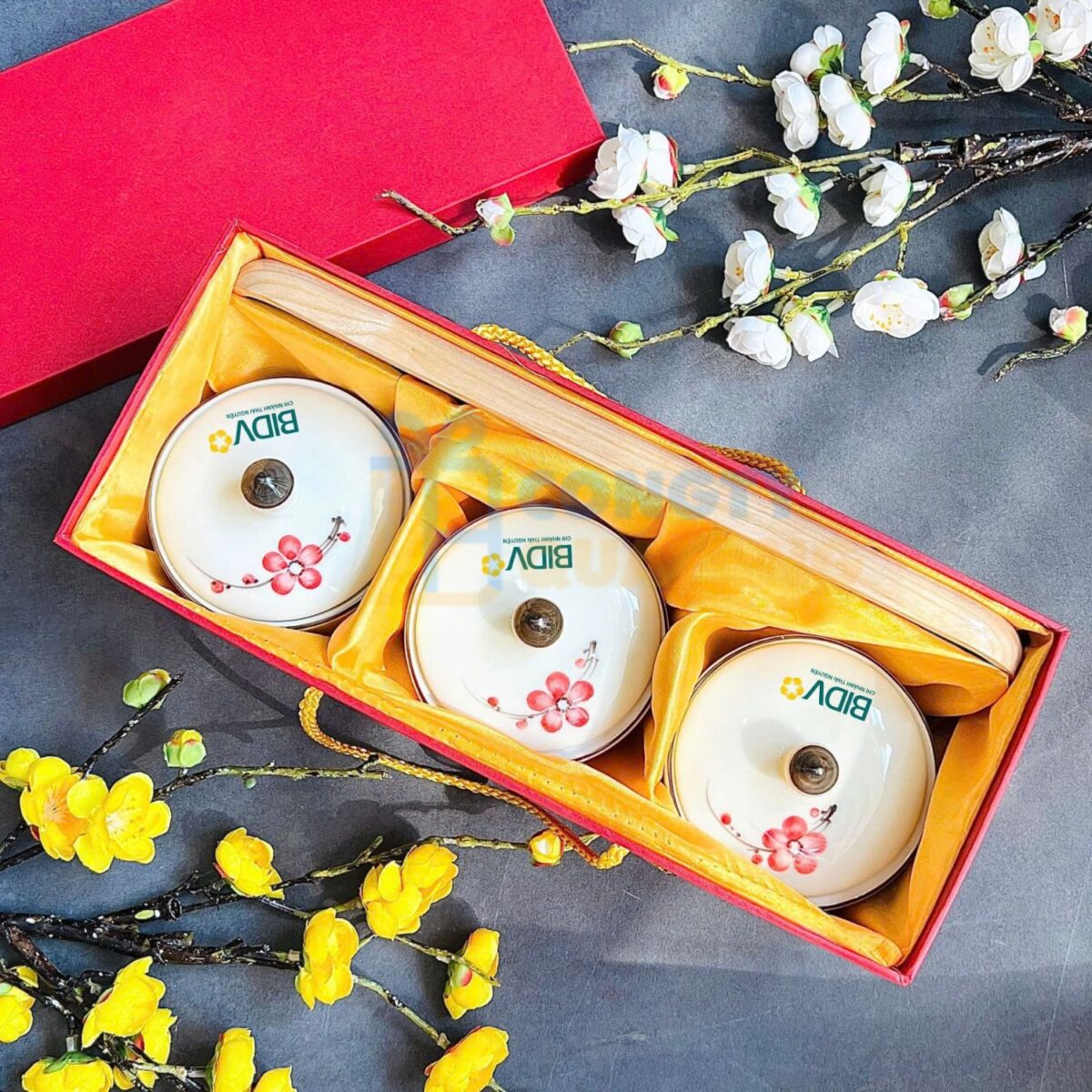 Khay mứt Tết gốm sứ Bát Tràng hình tròn men kem vẽ hoa sen đỏ KMT-07 - Congtyquatang.com