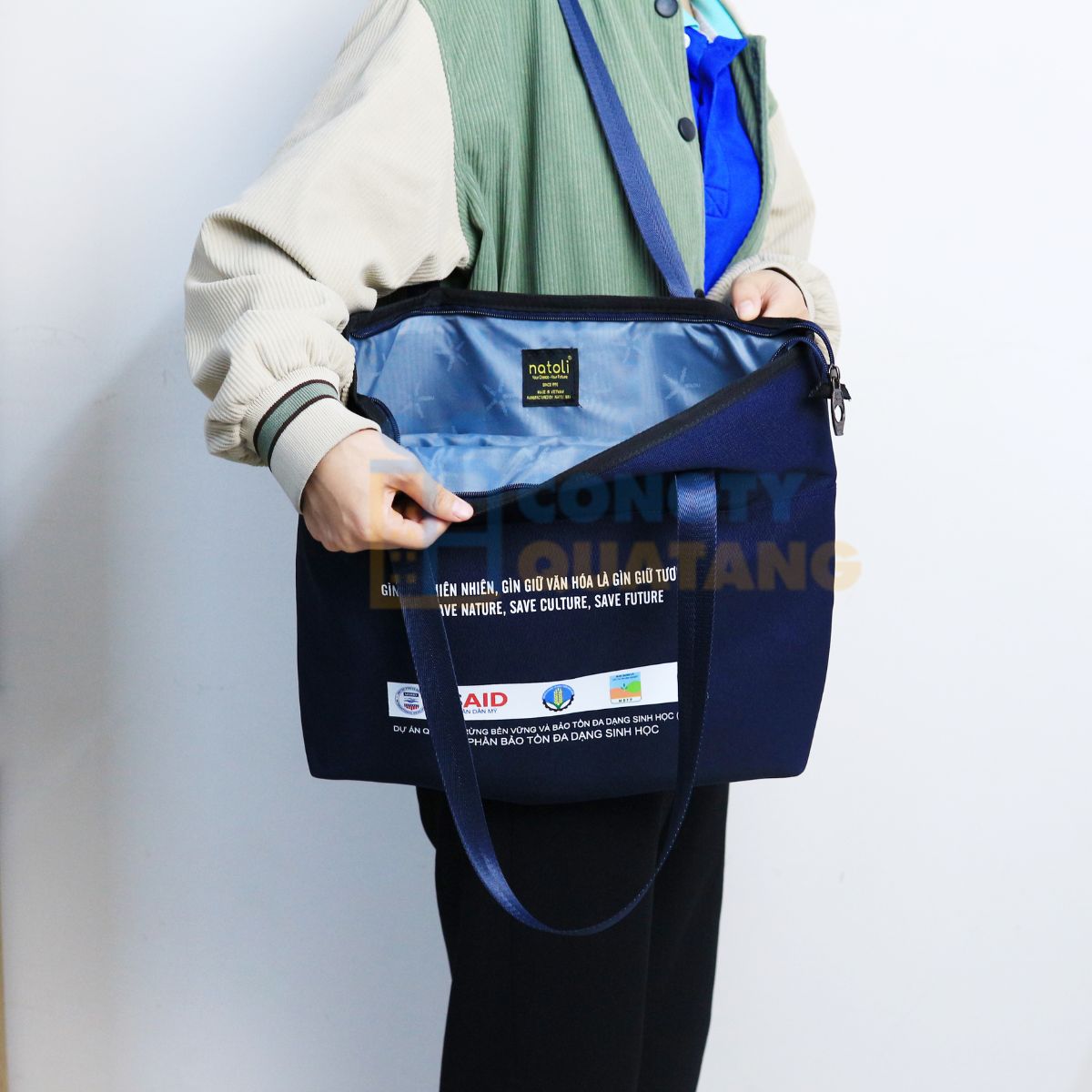 Top 4 mẫu túi vải quà tặng doanh nghiệp được đặt nhiều nhất năm 2025 tại DTH Gift - Congtyquatang.com