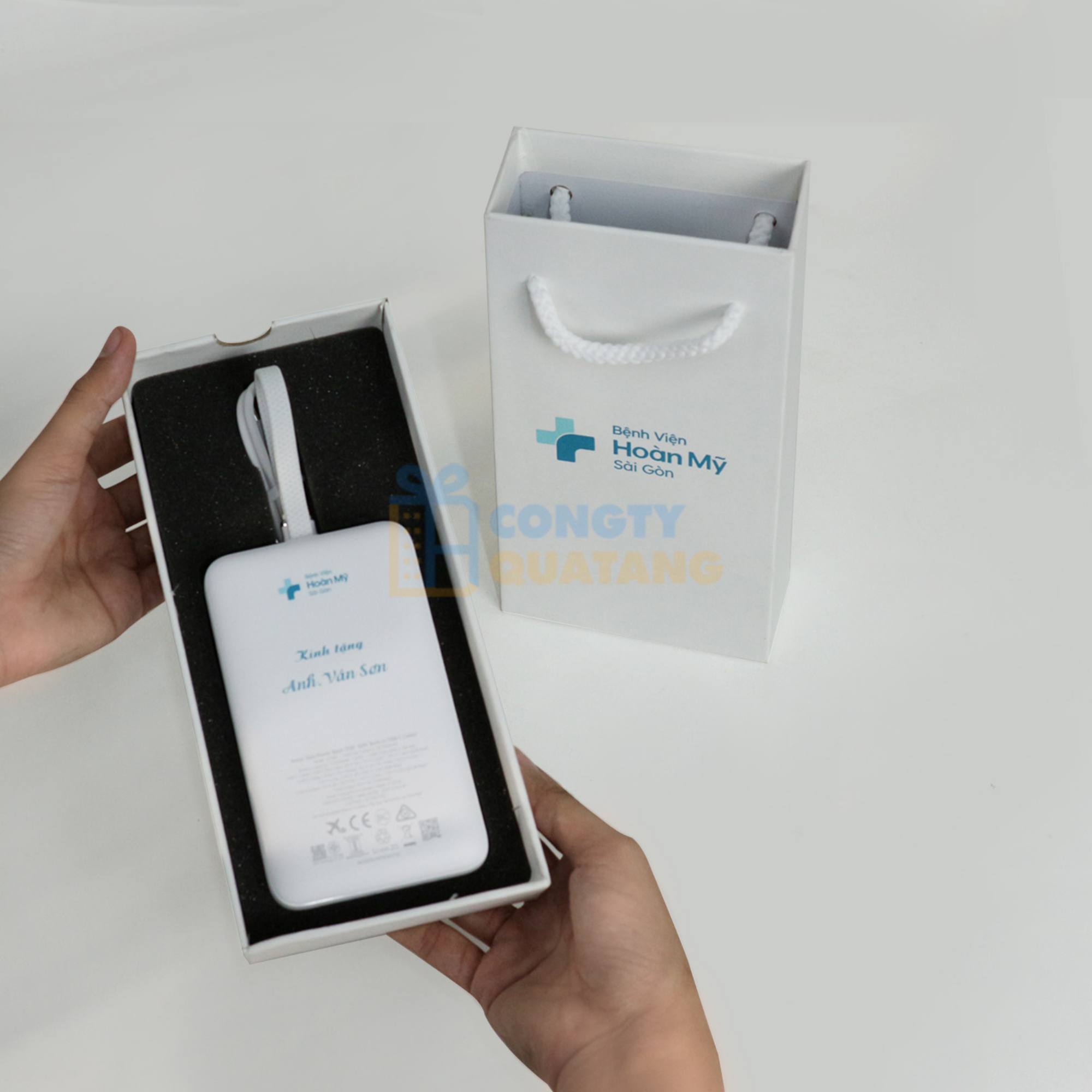 Bộ quà tặng sạc dự phòng cùng hộp đựng cao cấp