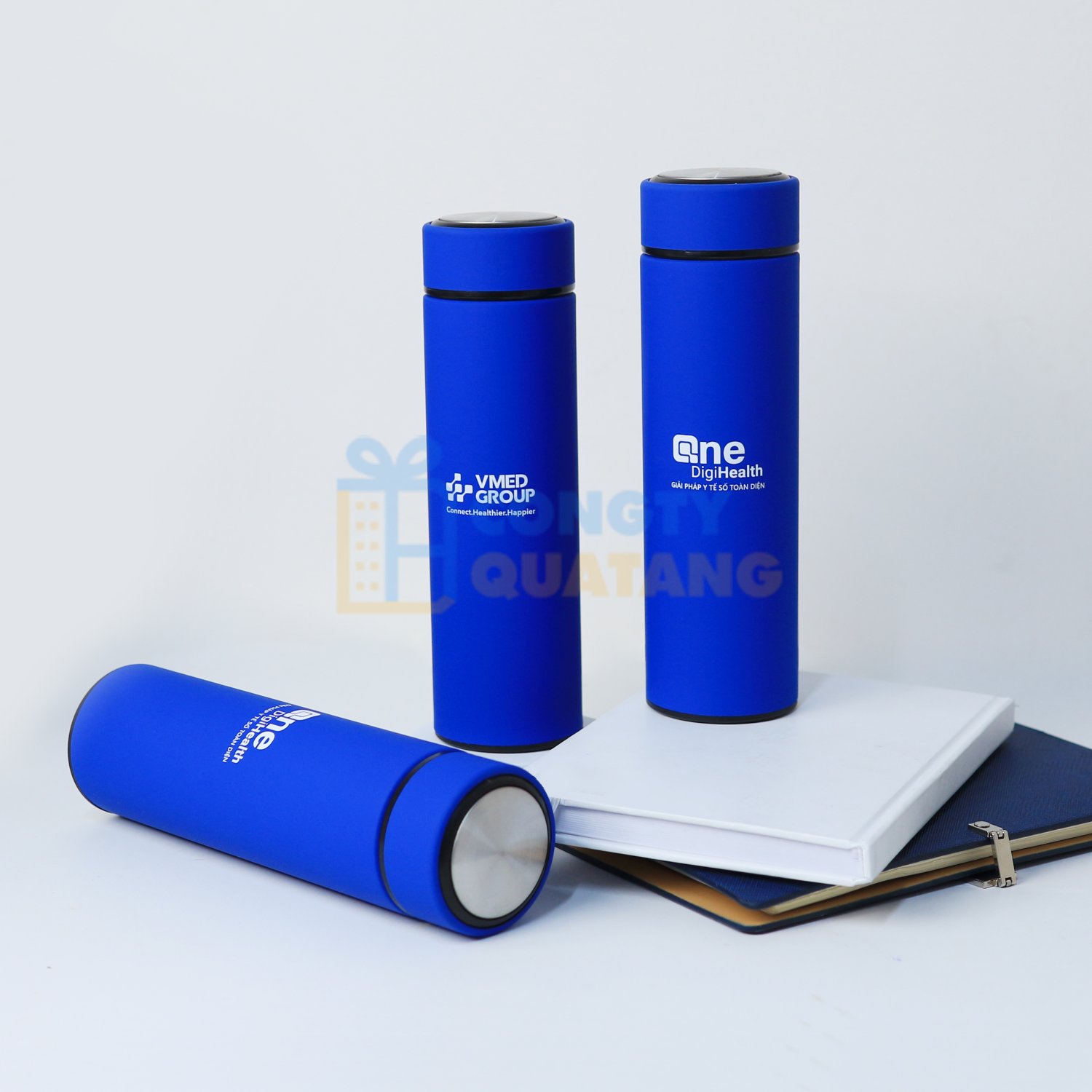 In logo màu trắng lên bình giữ nhiệt Life màu xanh